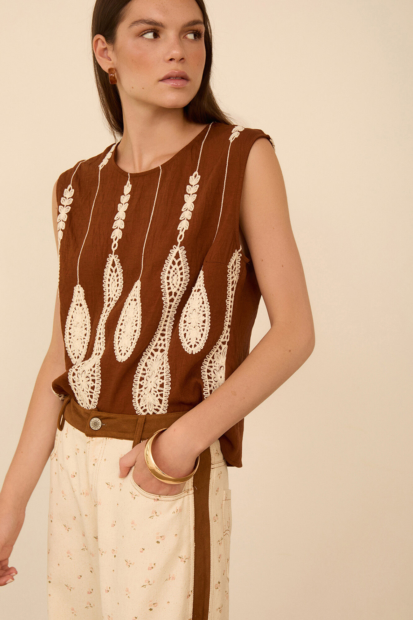 Meisie Top sem mangas bordado