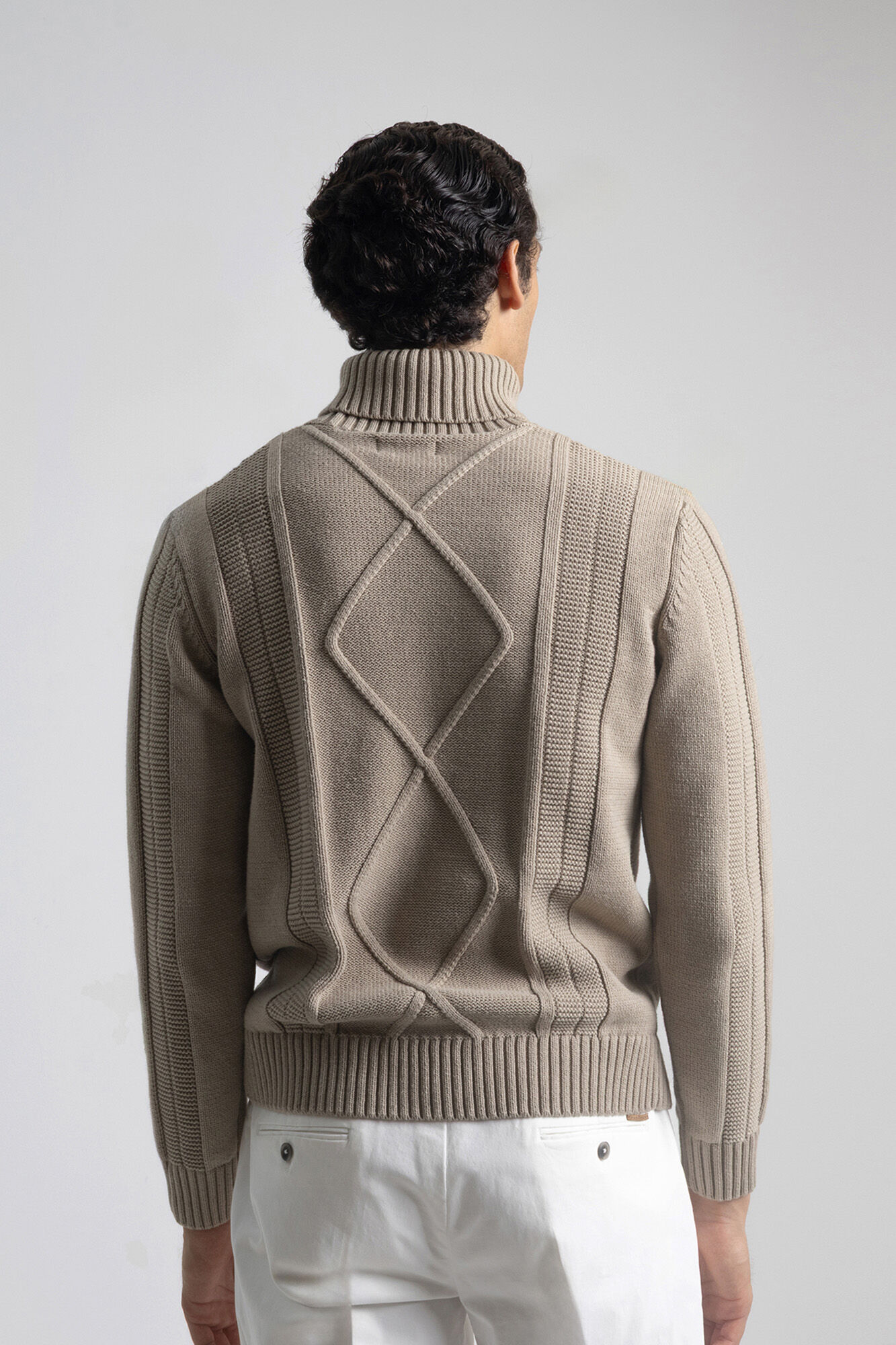 PuroEGO Su&eacute;ter Aran de gola alta Castanho