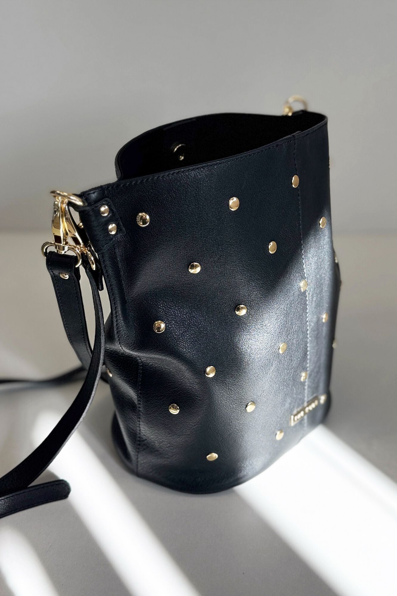 The Code Bucket bag Julieta em pele e tachas Preto