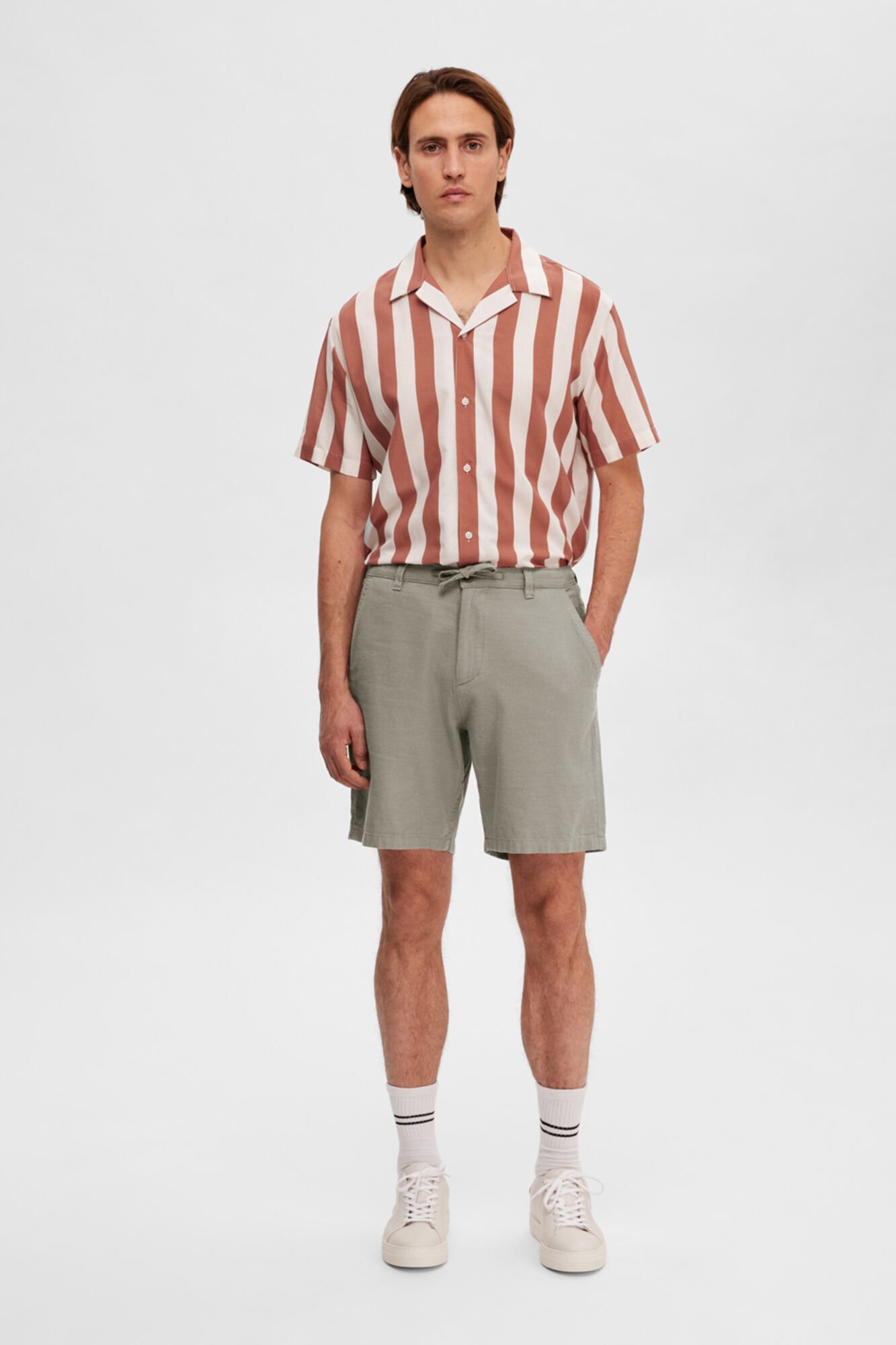 Selected Short chinos made with linen and organic cotton.