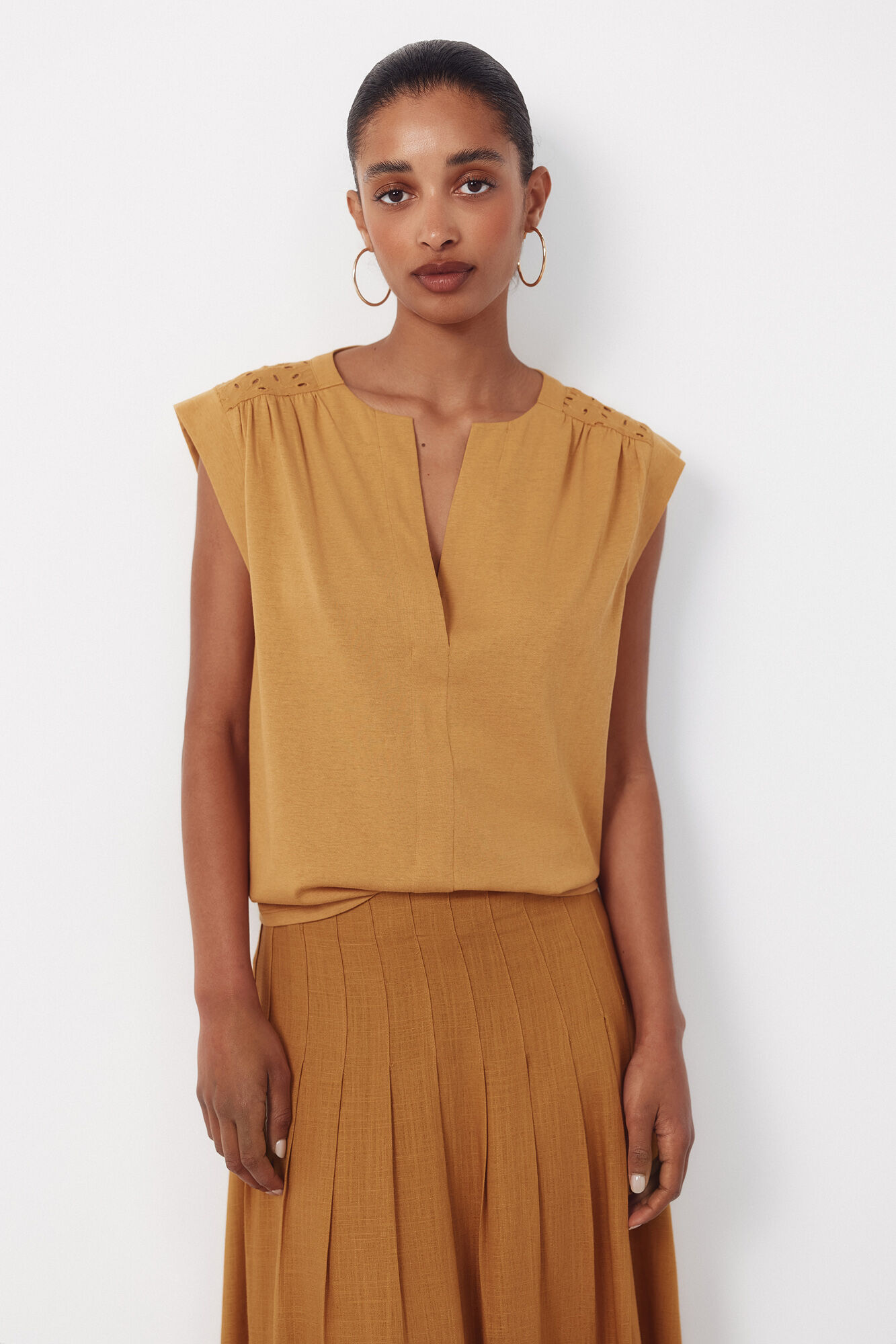 Cortefiel Camiseta canes&uacute; espalda bordado Dorado