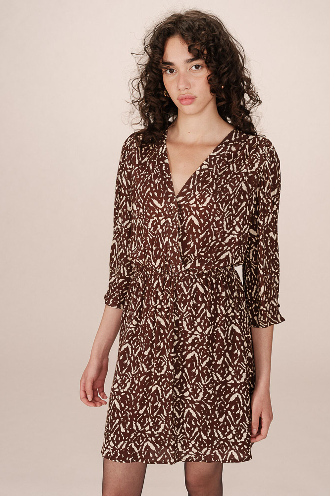 Grace & Mila Vestido curto de manga 3/4 com decote em V e estampado abstrata bicolor Castanho