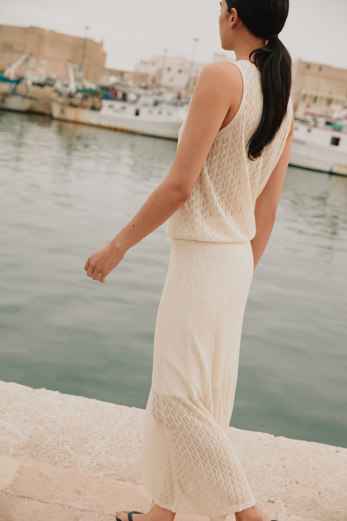 Selected Femme Top sin mangas de punto ligero confeccionado con algod&oacute;n org&aacute;nico. Gris