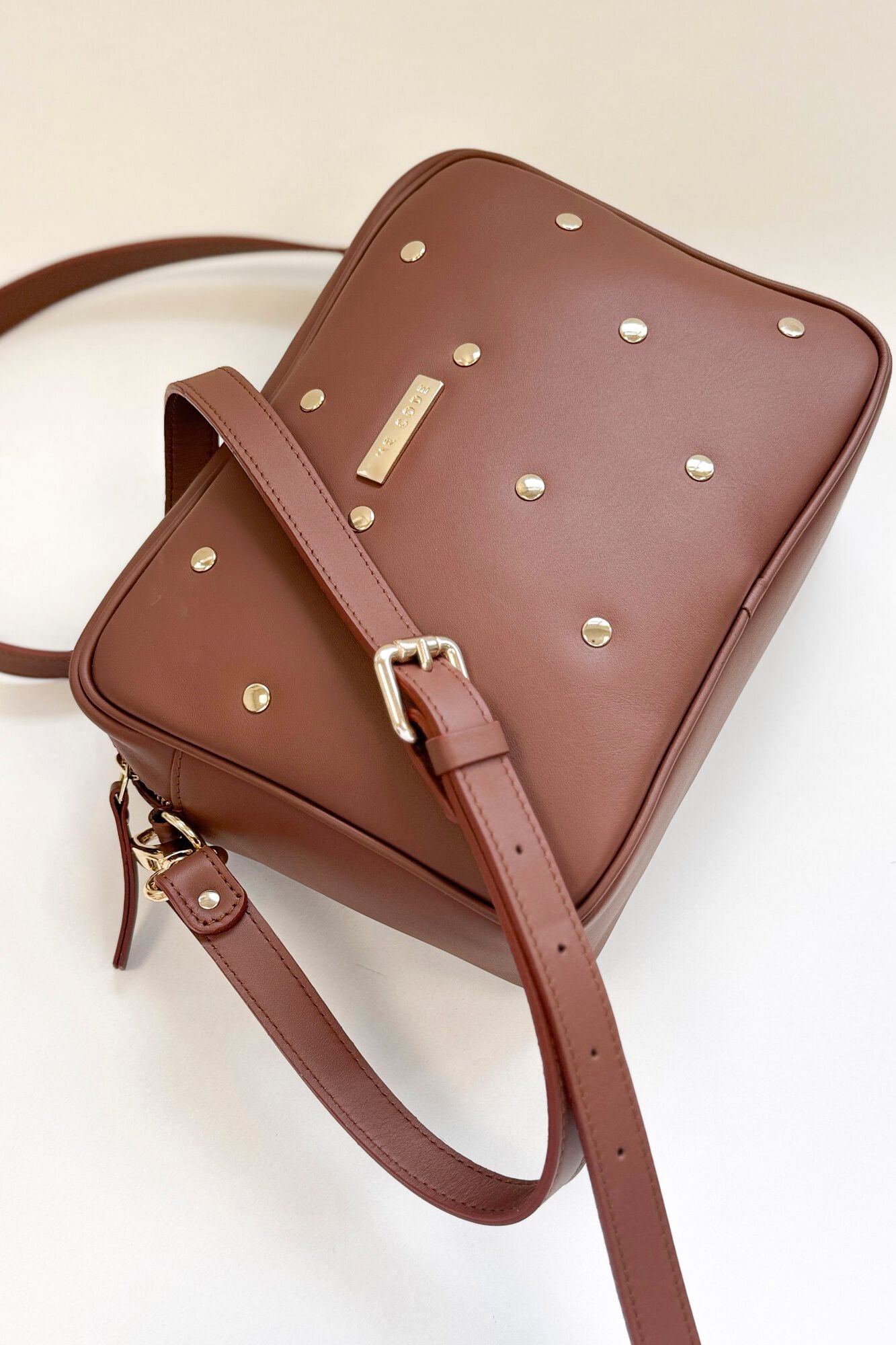 The Code Bolsa a tiracolo Charlotte em pele e tachas Castanho
