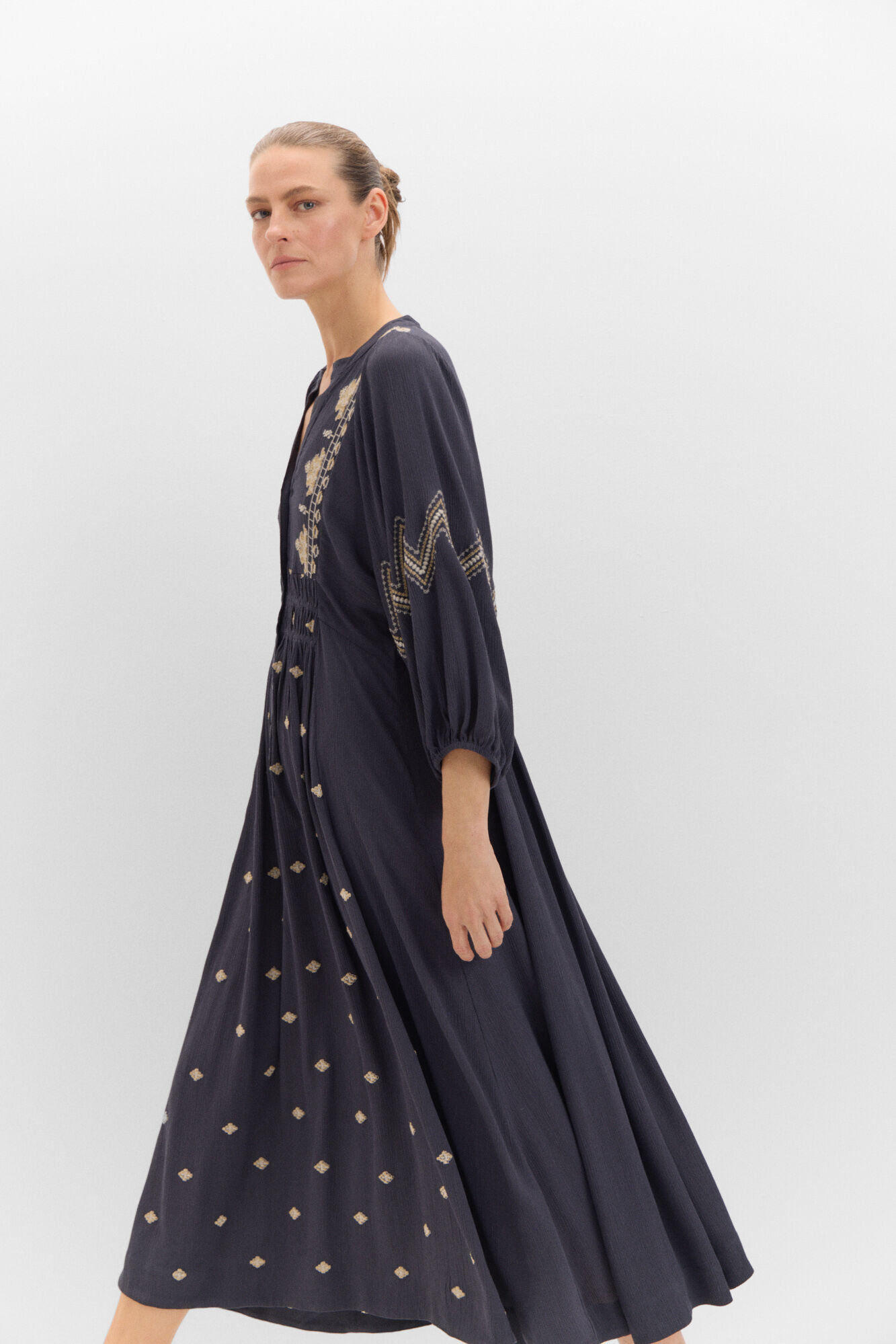 Cortefiel Vestido midi bordado