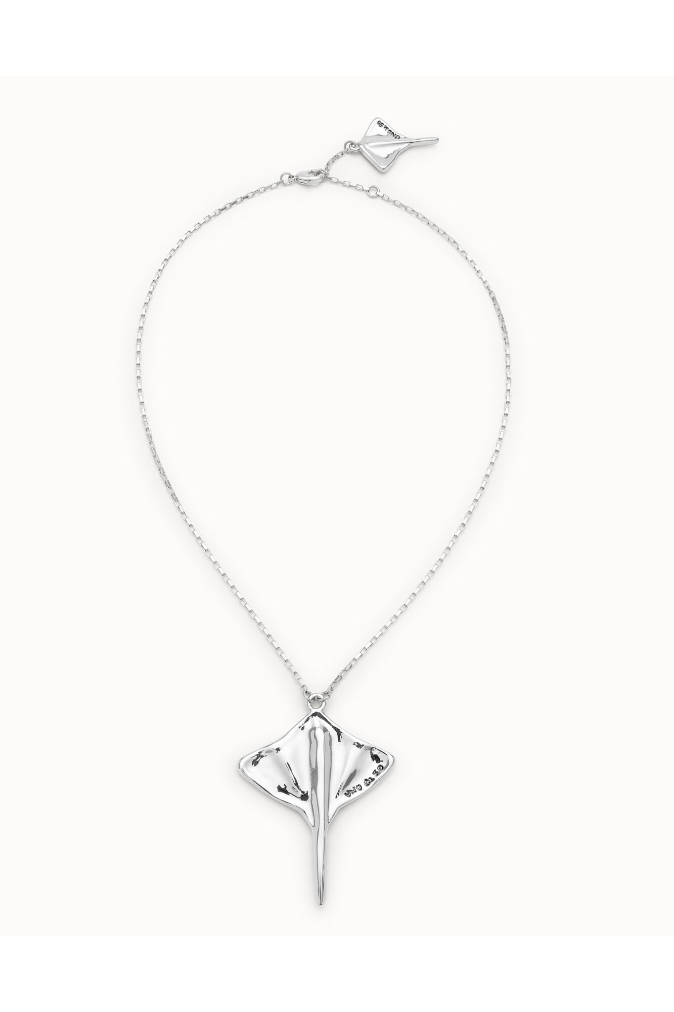 UNOde50 Collar mantarraya ba&ntilde;o de plata