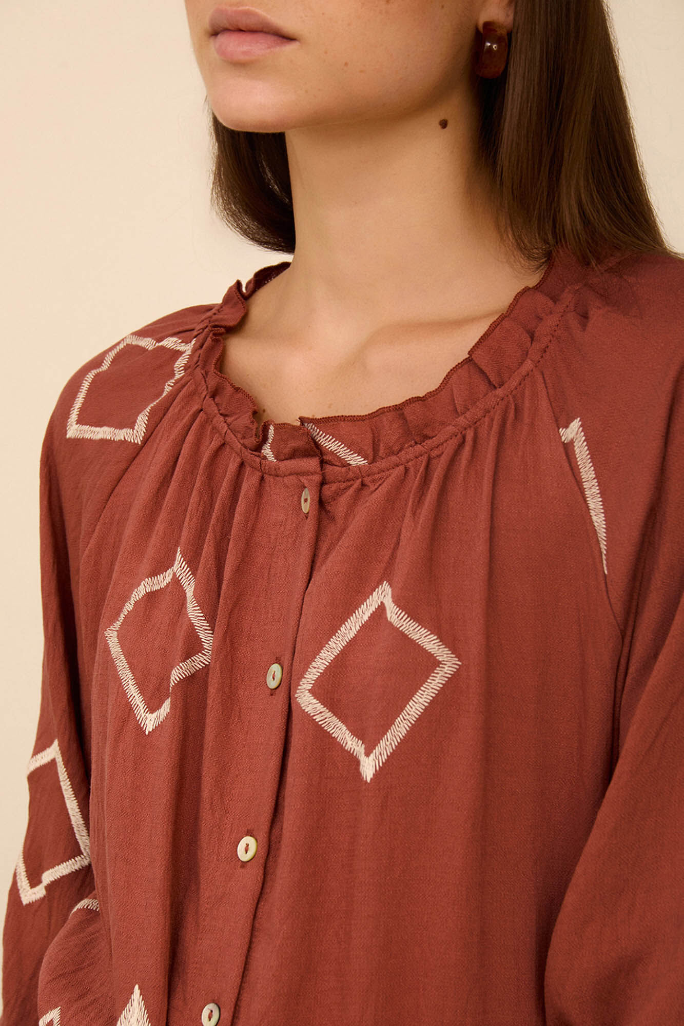 Meisie Blusa com bordado em contraste Subiu