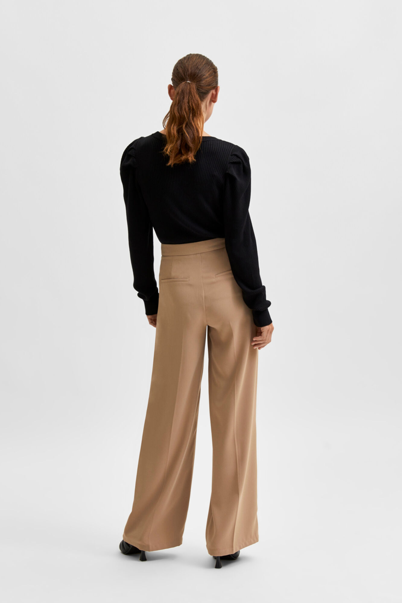 Selected Femme Camisola com nervuras com mangas abalonadas confecionada com Lenzing ECOVERO. Preto