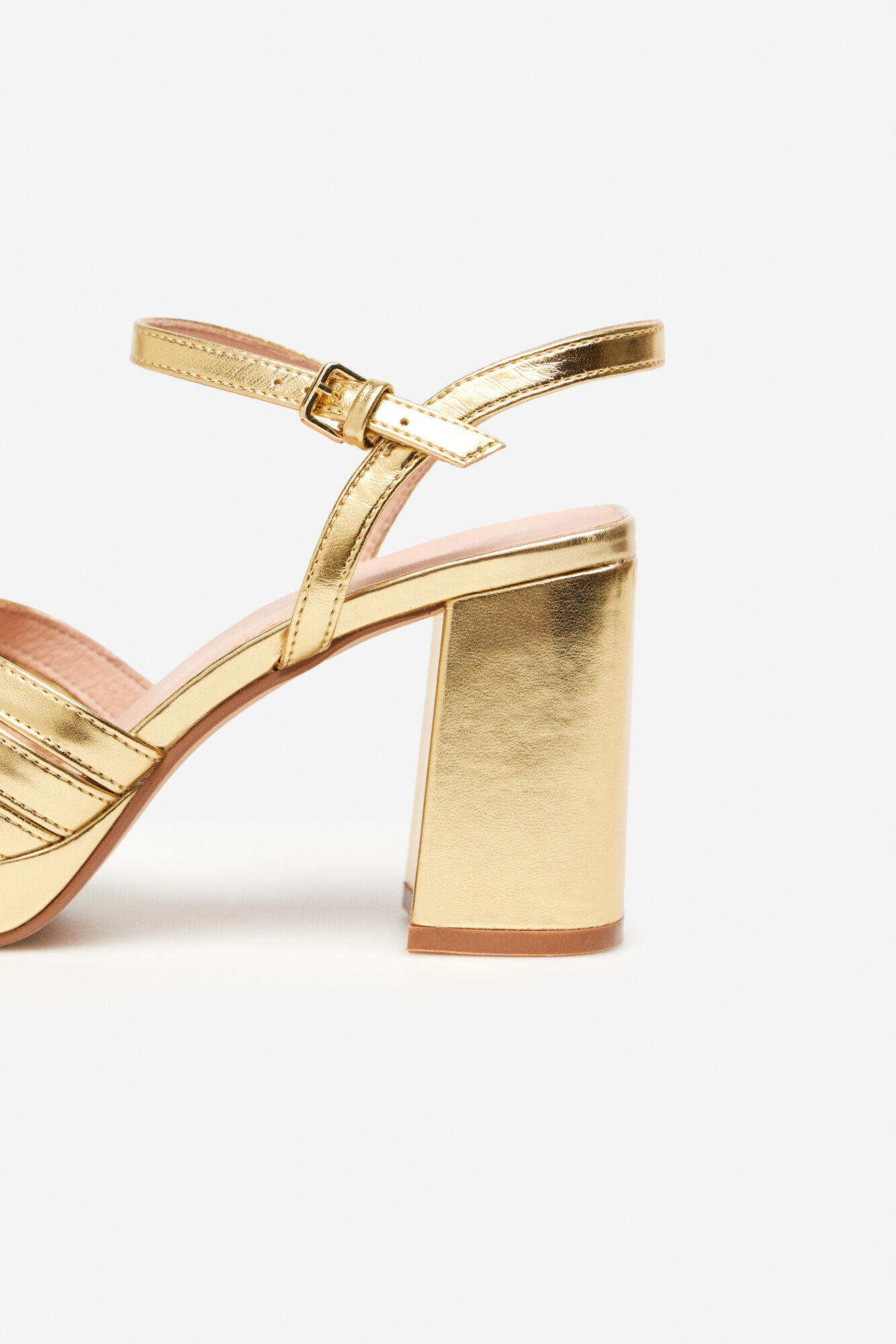 Cortefiel Sand&aacute;lia plataforma Dourado