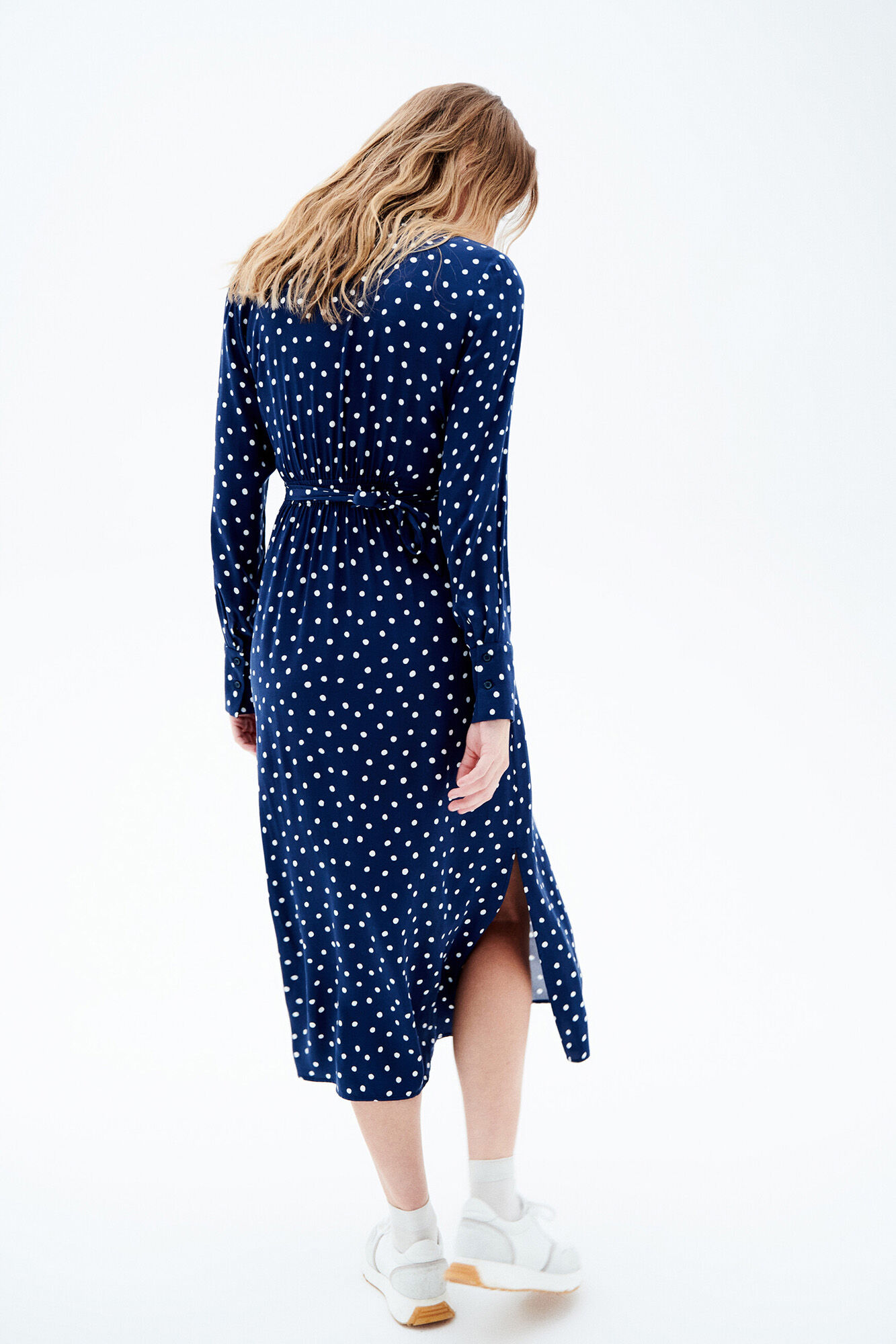 Caroll Vestido midi fluido cuello pico y cintur&oacute;n Azul marino