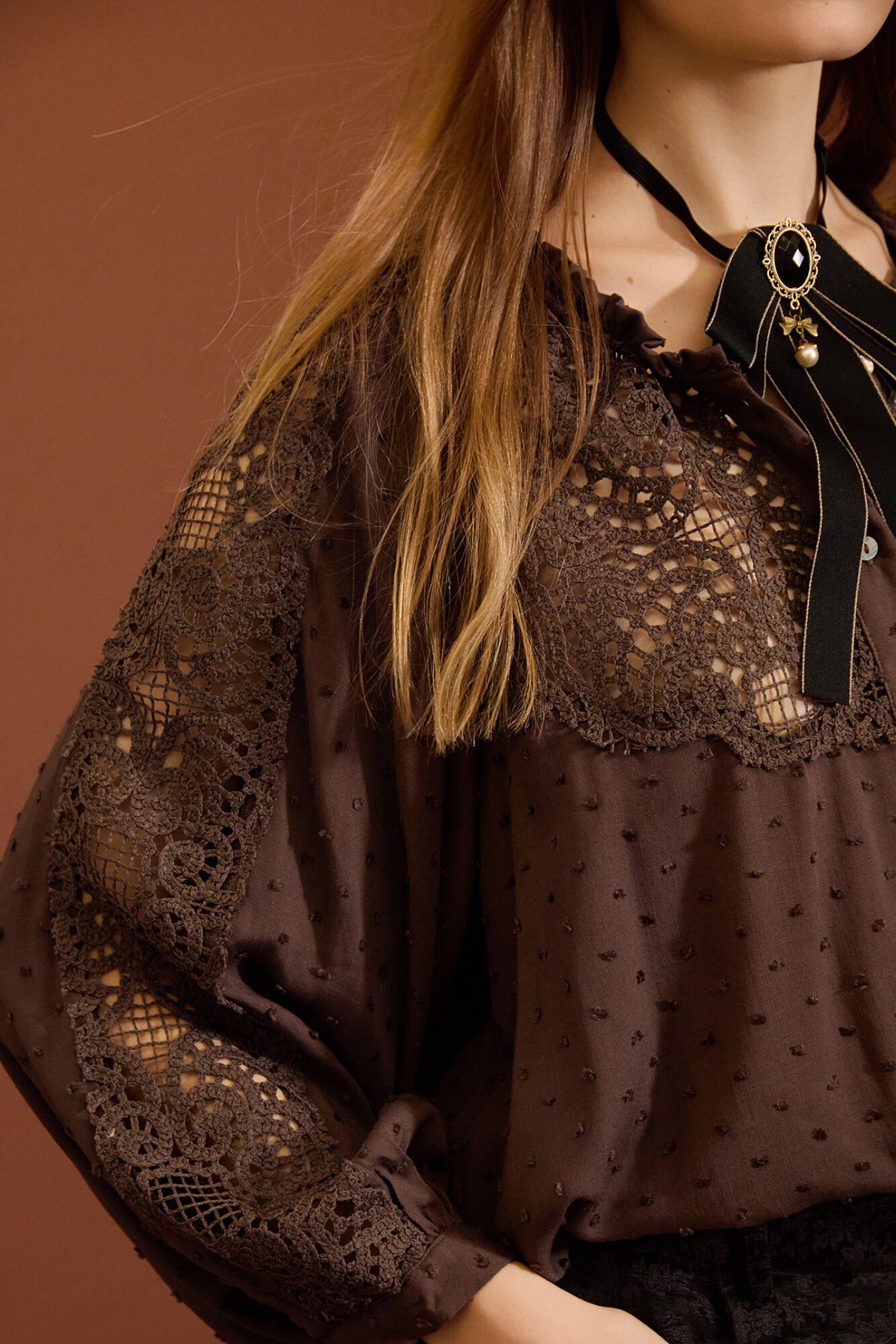 Meisie Blusa em plumeti e renda Castanho