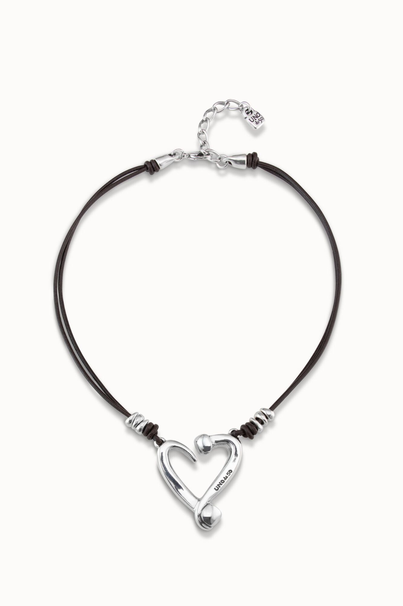 UNOde50 Collar cuero coraz&oacute;n ba&ntilde;o plata