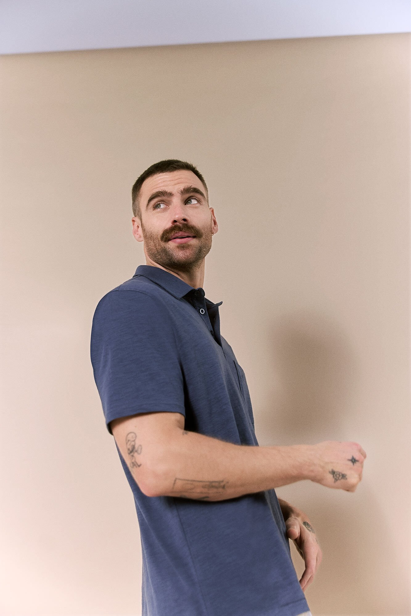 OOTO Polo lavado bordado avi&oacute;n