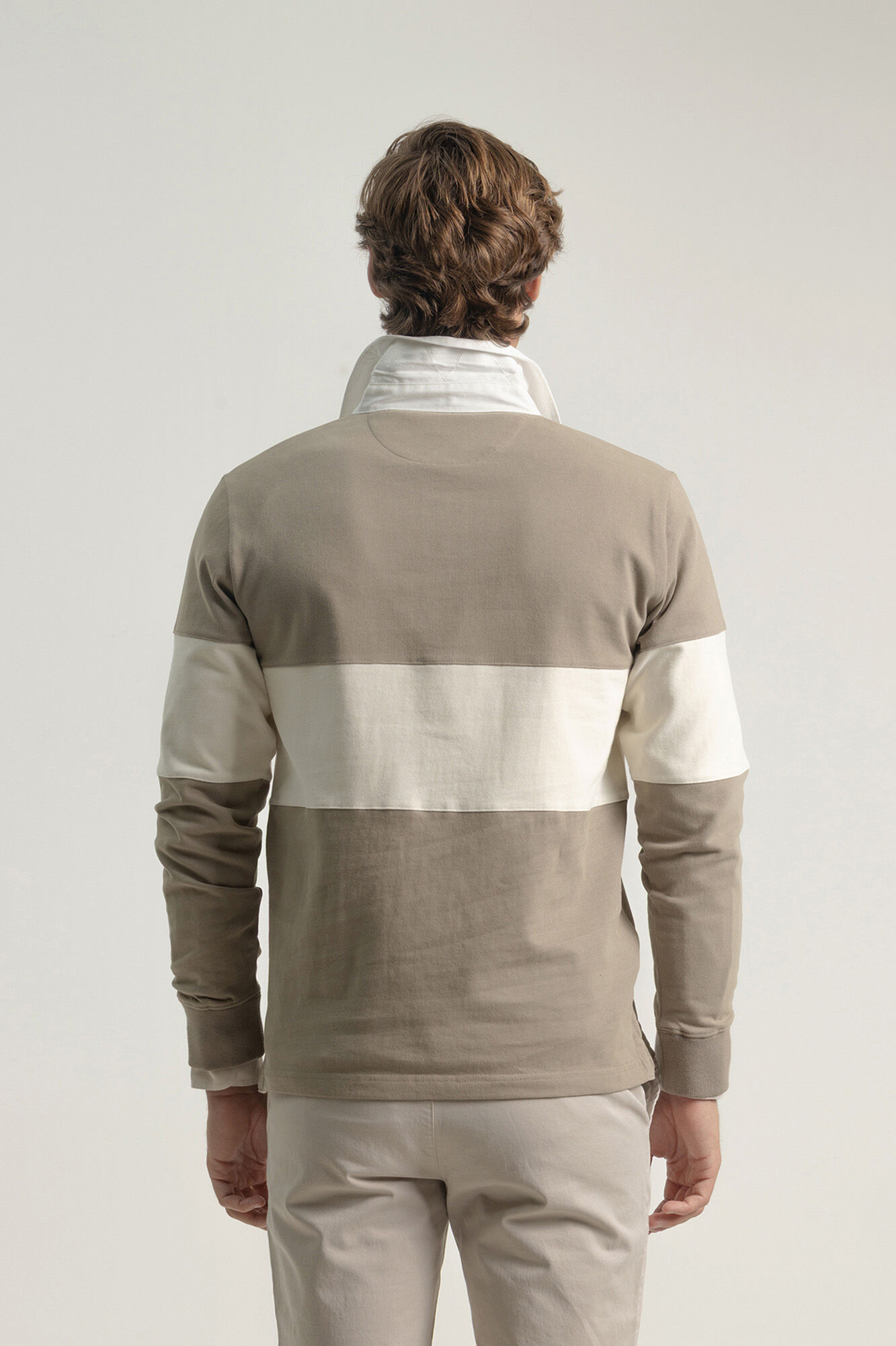 PuroEGO Polo com listras largas contrastantes em pedra Castanho