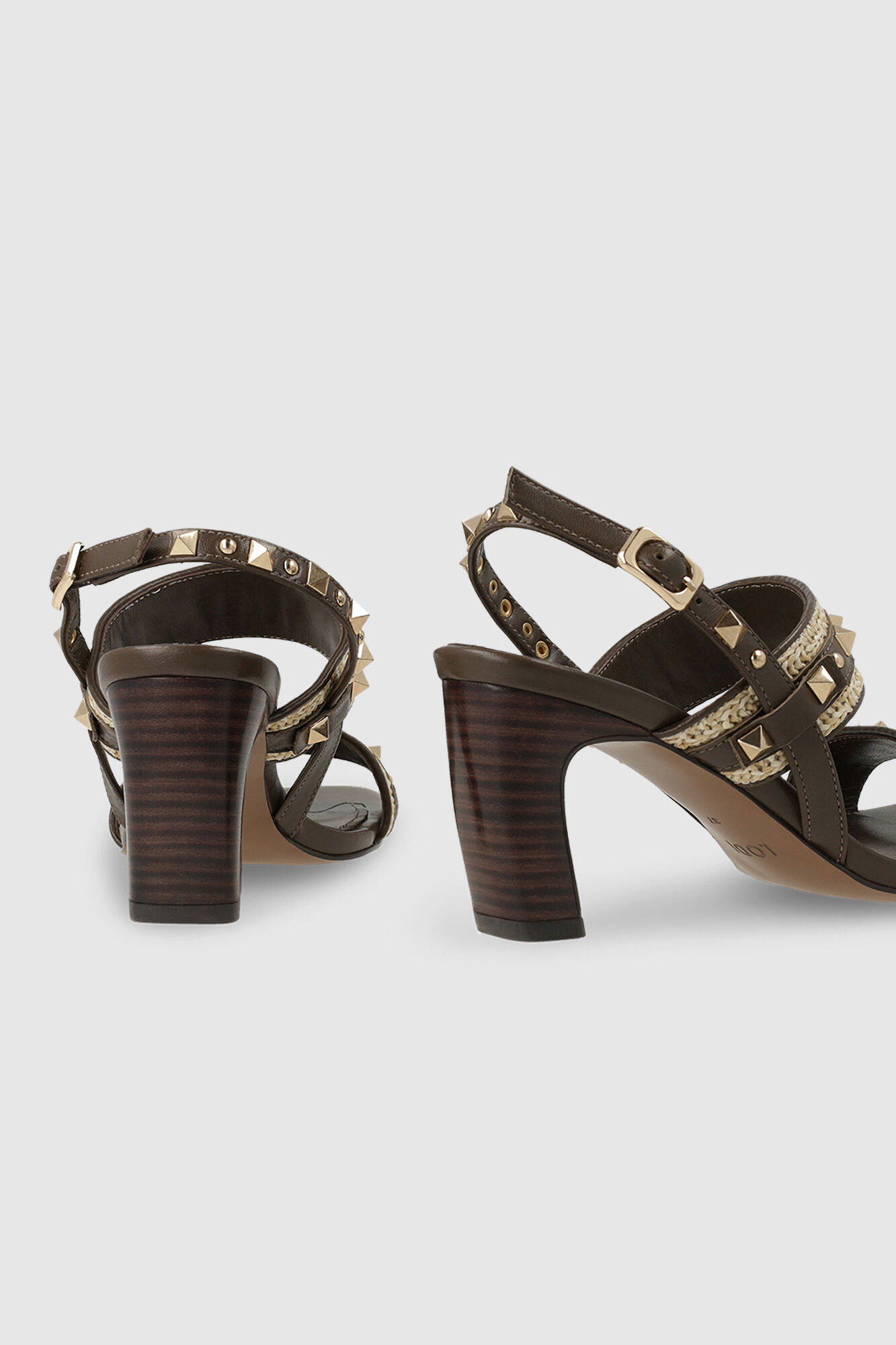 Lodi Sand&aacute;lias em pele e tachas Castanho