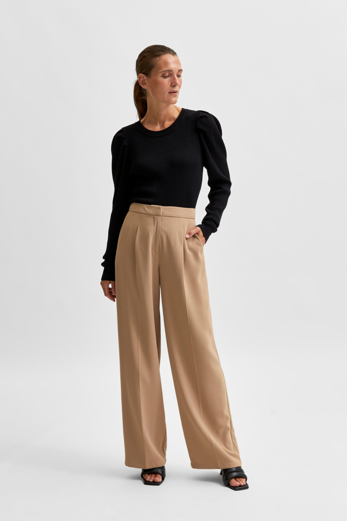 Selected Femme Camisola com nervuras com mangas abalonadas confecionada com Lenzing ECOVERO. Preto