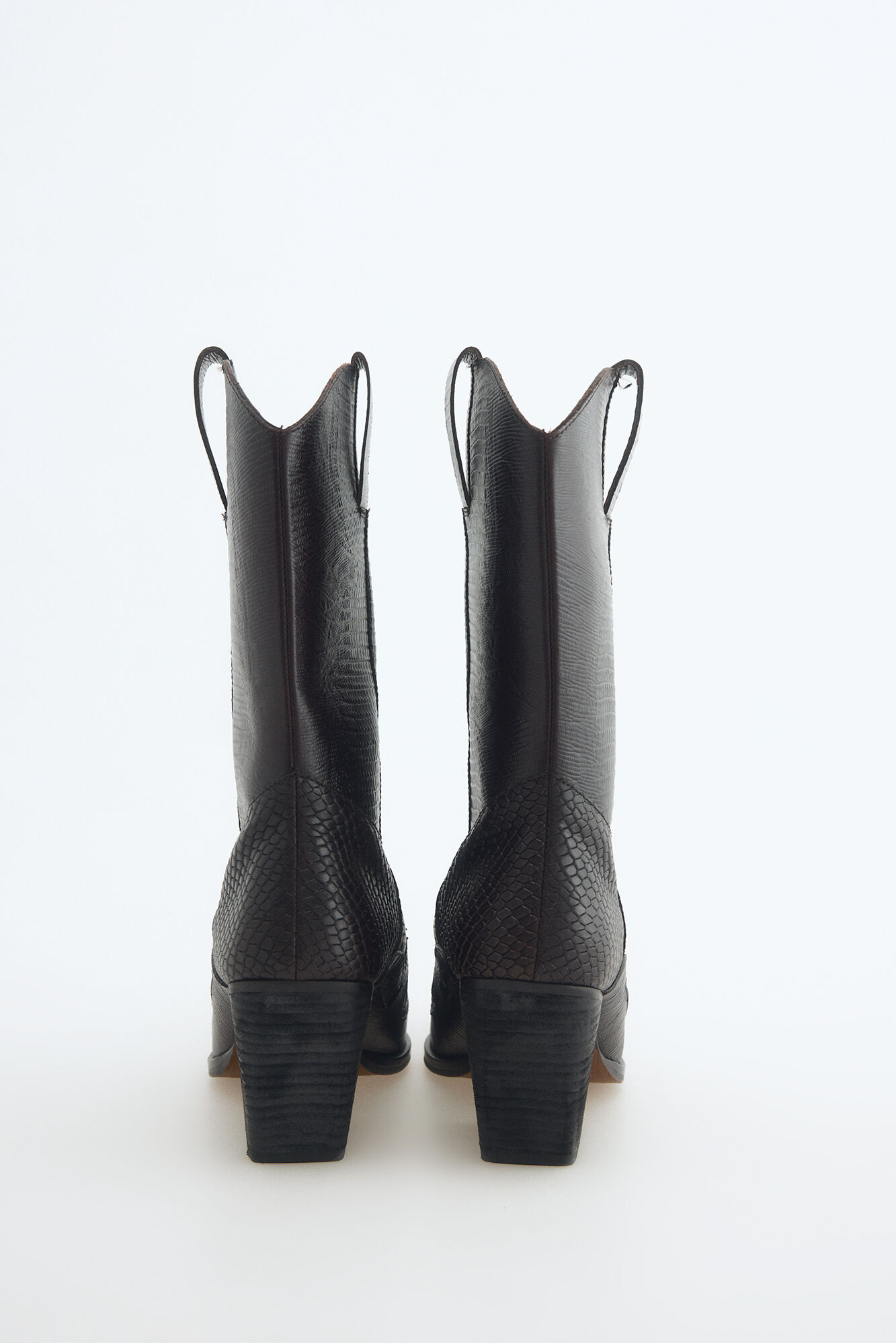 Slowlove Bota estilo cowboy realizada en piel con efecto cocodrilo Marr&oacute;n oscuro