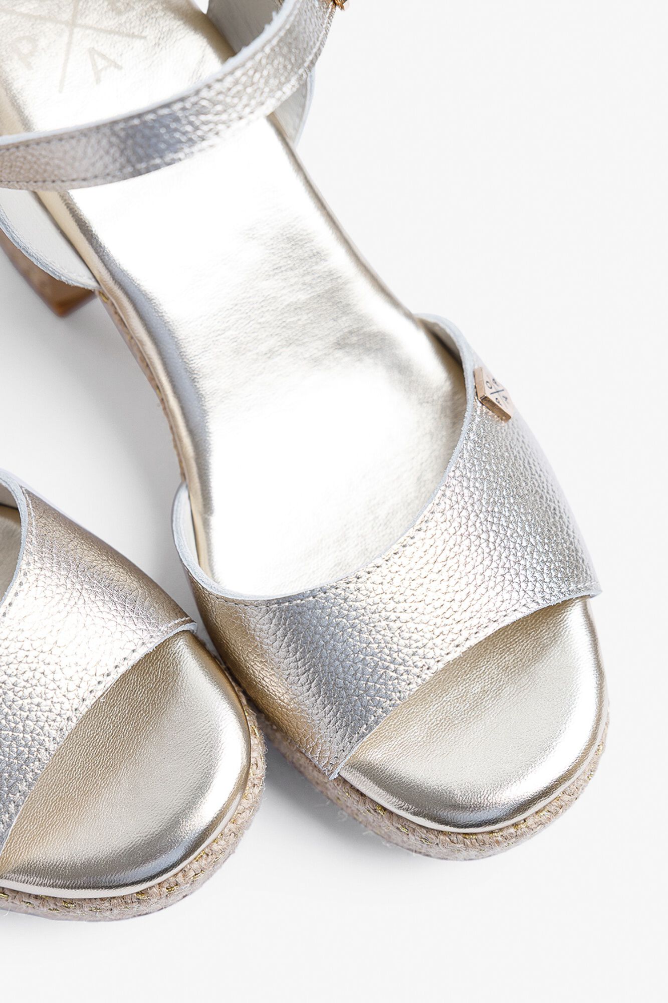 Popa Sand&aacute;lia cunha salto senhora Daira Laminado Dourado