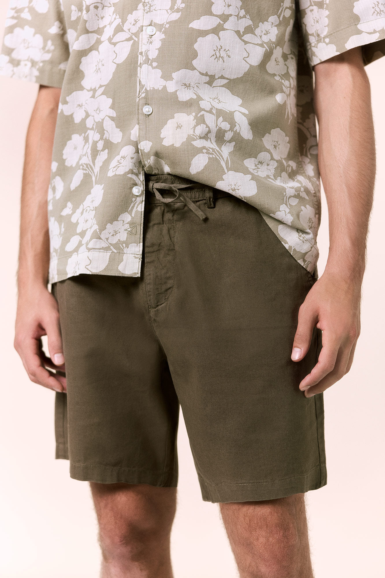 OOTO Bermuda com cord&otilde;es em linho