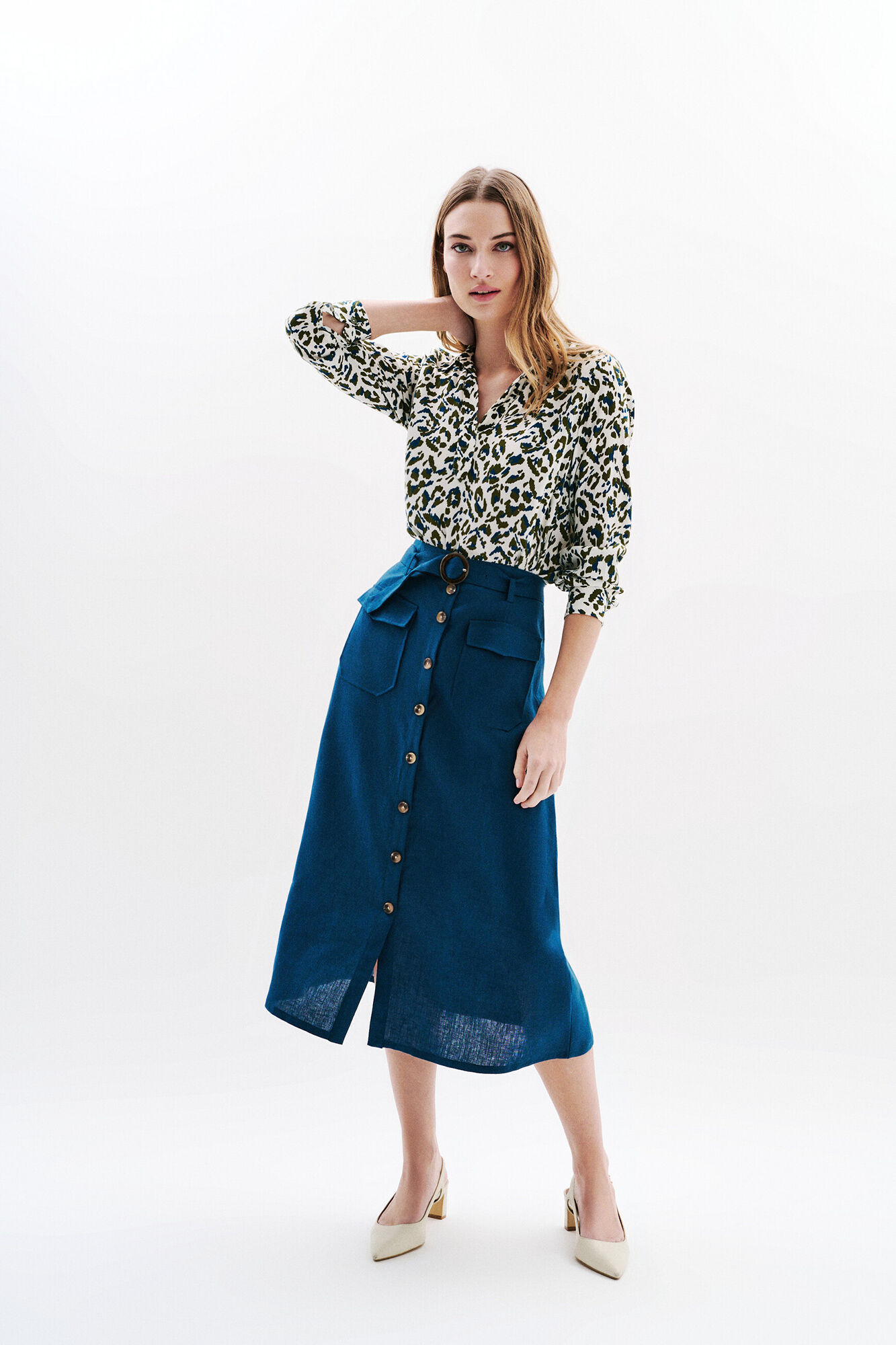 Caroll Saia comprida com bot&otilde;es 100% linho