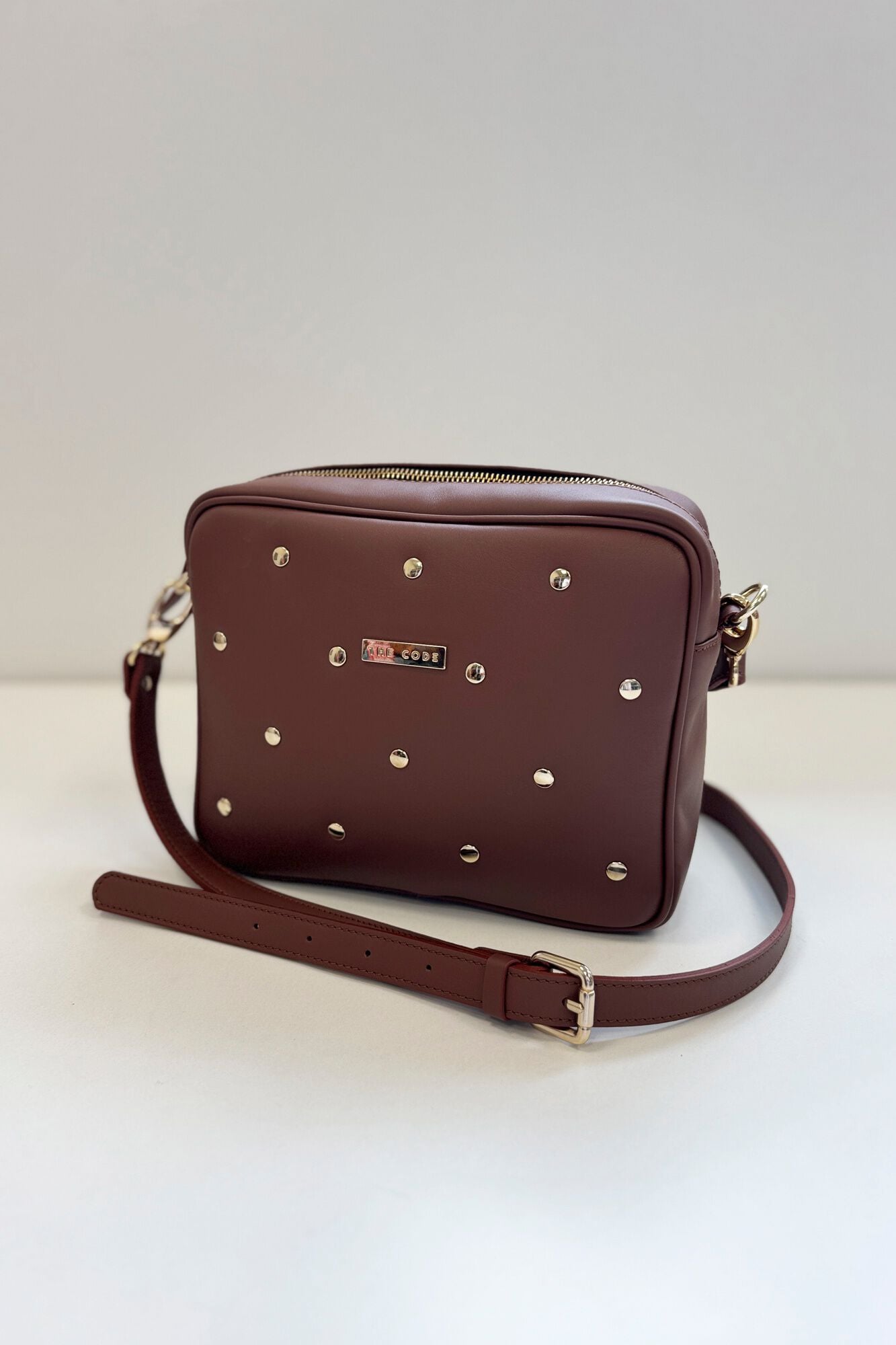 The Code Bolsa a tiracolo Charlotte em pele e tachas Castanho