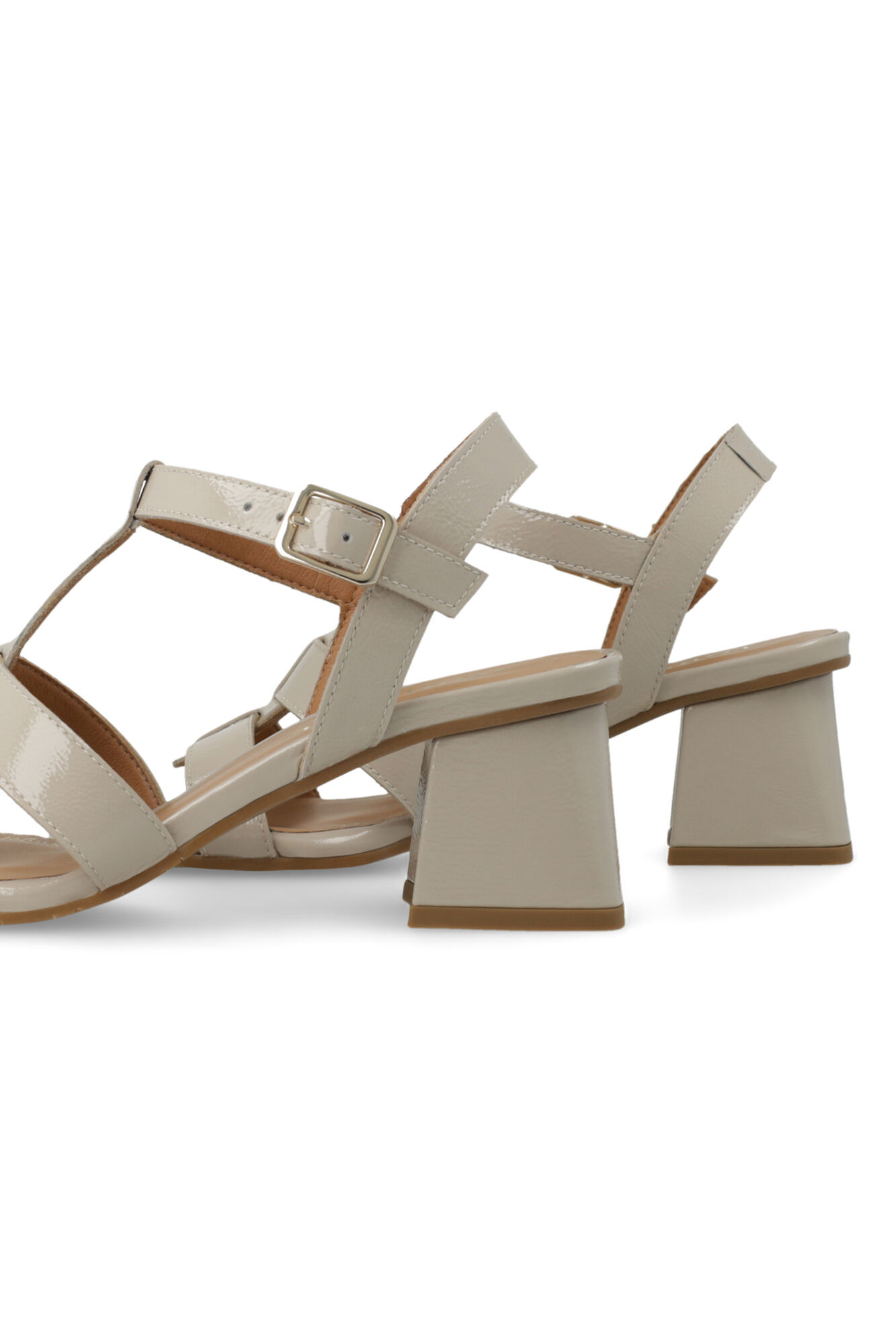 Lodi Sand&aacute;lia em pele efeito verniz Tostado