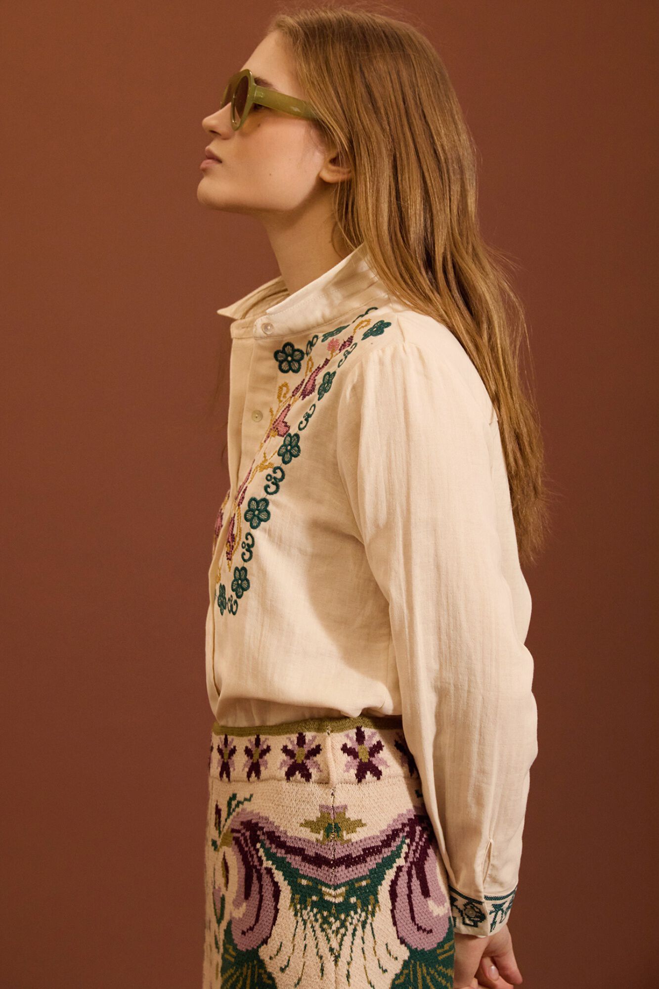 Meisie Camisa com bordado floral Tostado