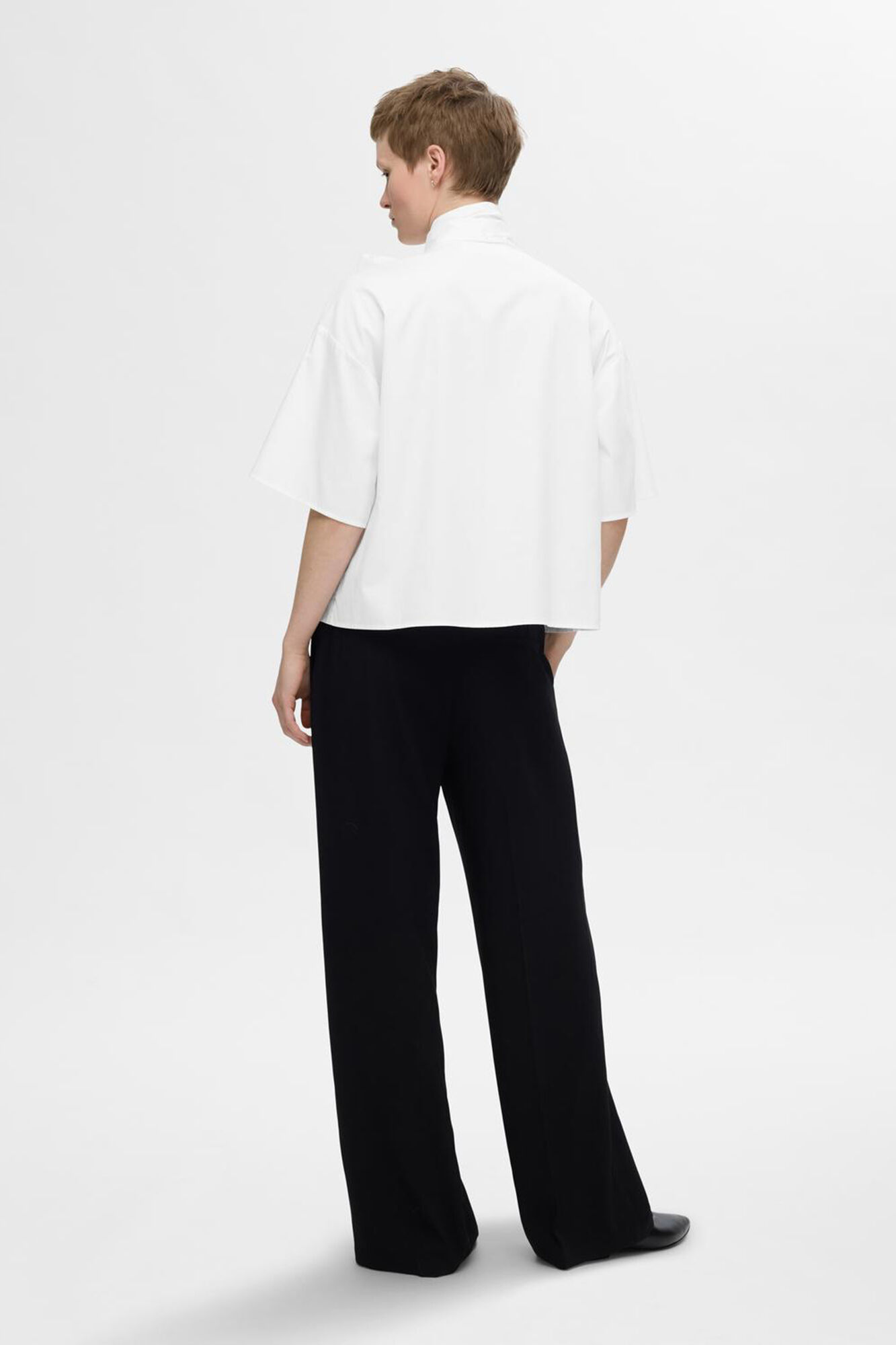 Cortefiel short sleeve shirt with a bow at the neck made from 100% organic cotton. White