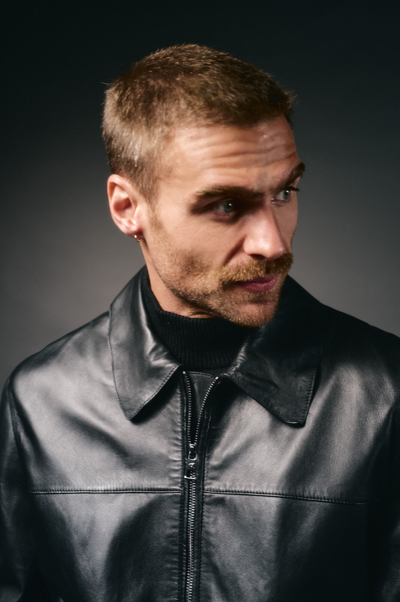 OOTO Blus&atilde;o pele gola camiseira Preto