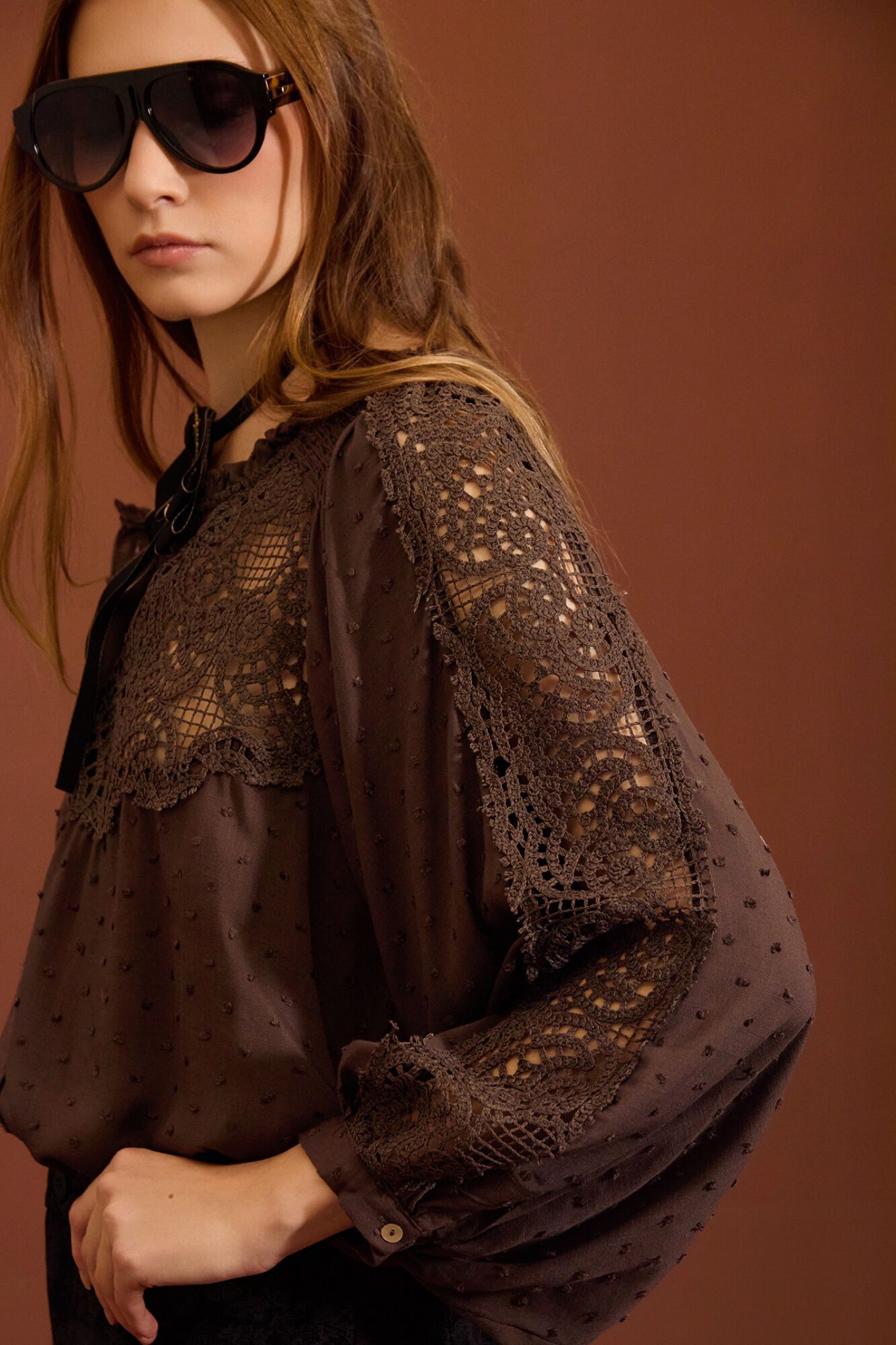 Meisie Blusa em plumeti e renda Castanho