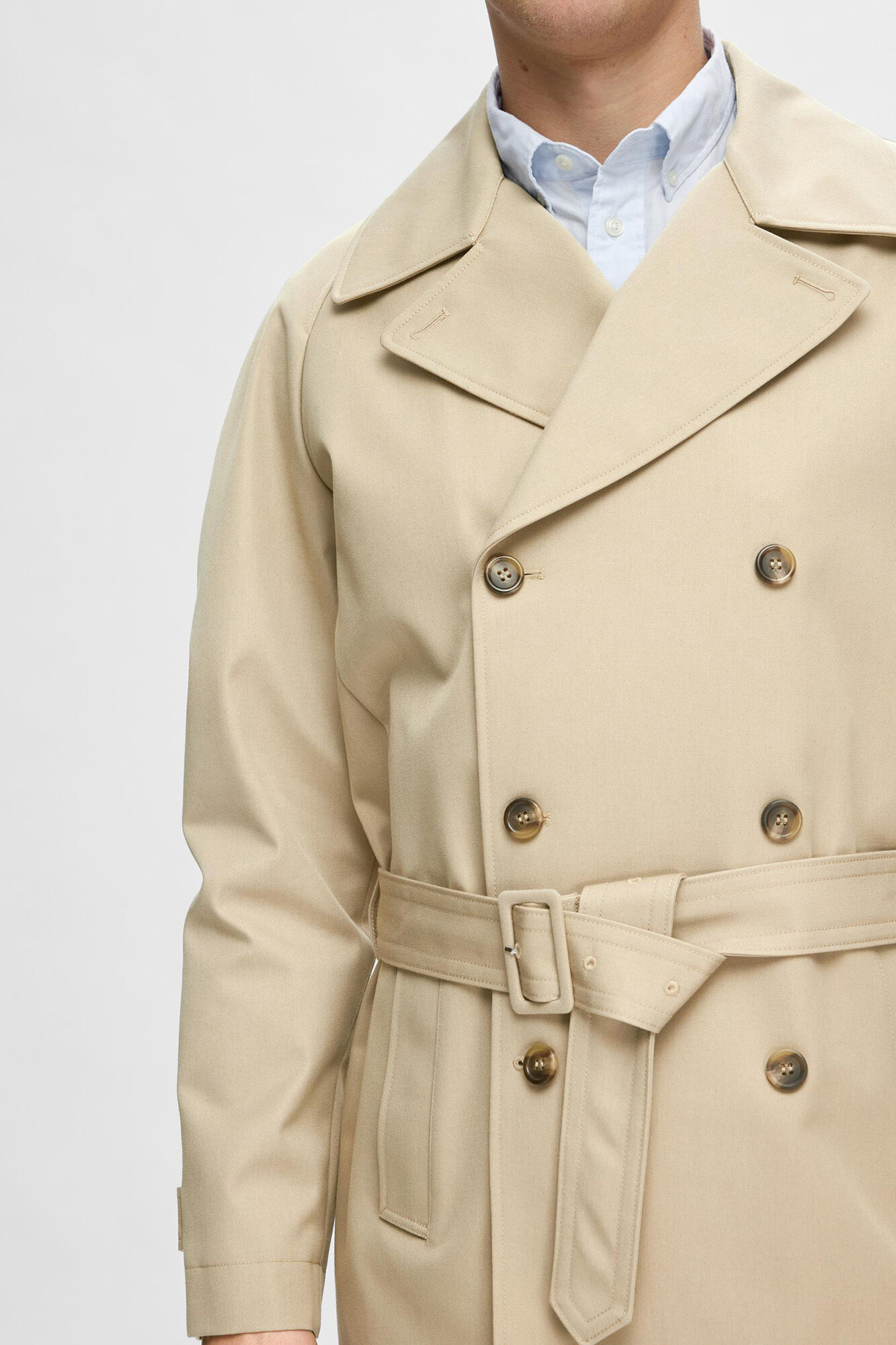 Selected Gabardina cl&aacute;sica con solapas y cintur&oacute;n confeccionada con materiales reciclados Marr&oacute;n