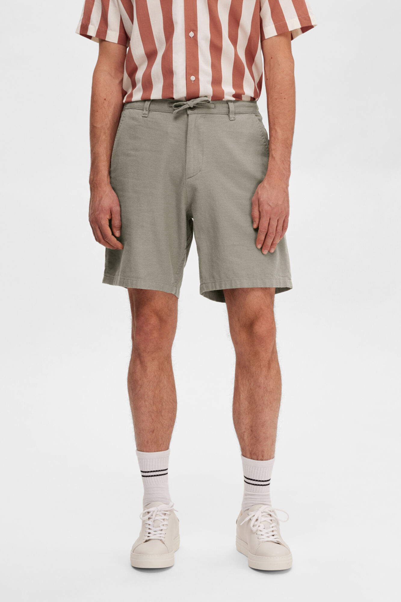Selected Short chinos made with linen and organic cotton.