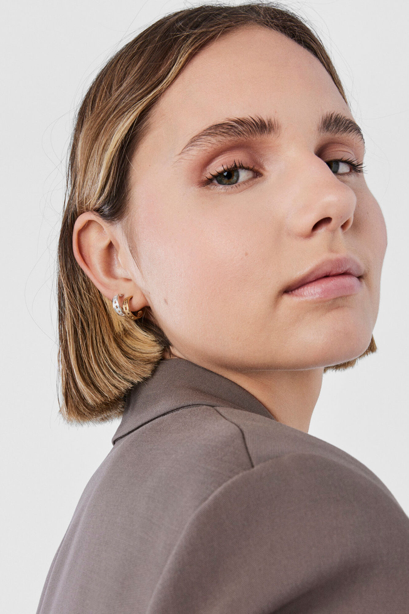 Tous Pendientes aro con ba&ntilde;o de oro 18 kt sobre plata peque&ntilde;os con silueta TOUS Bear Row Amarillo