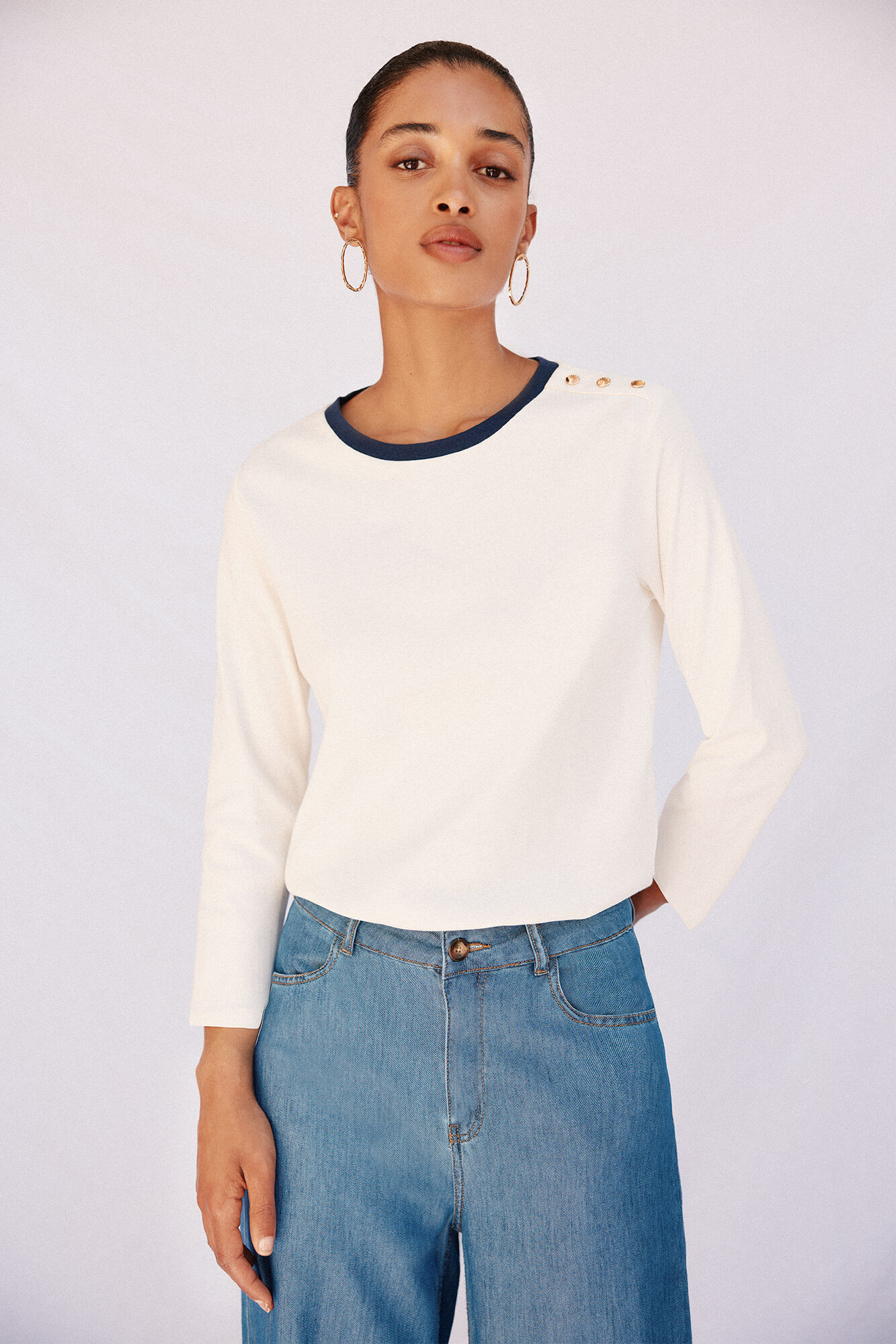 Cortefiel Camiseta b&aacute;sica botones dorados Marfil