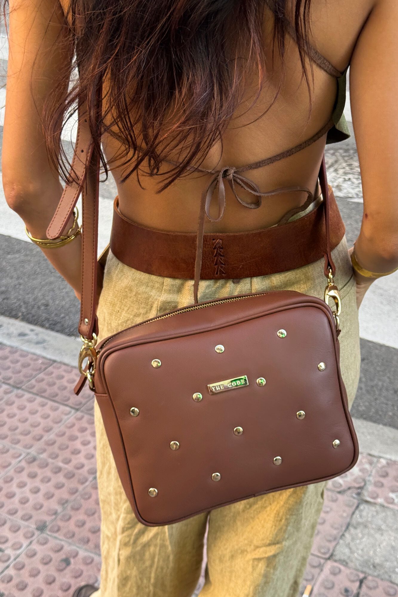The Code Bolsa a tiracolo Charlotte em pele e tachas Castanho