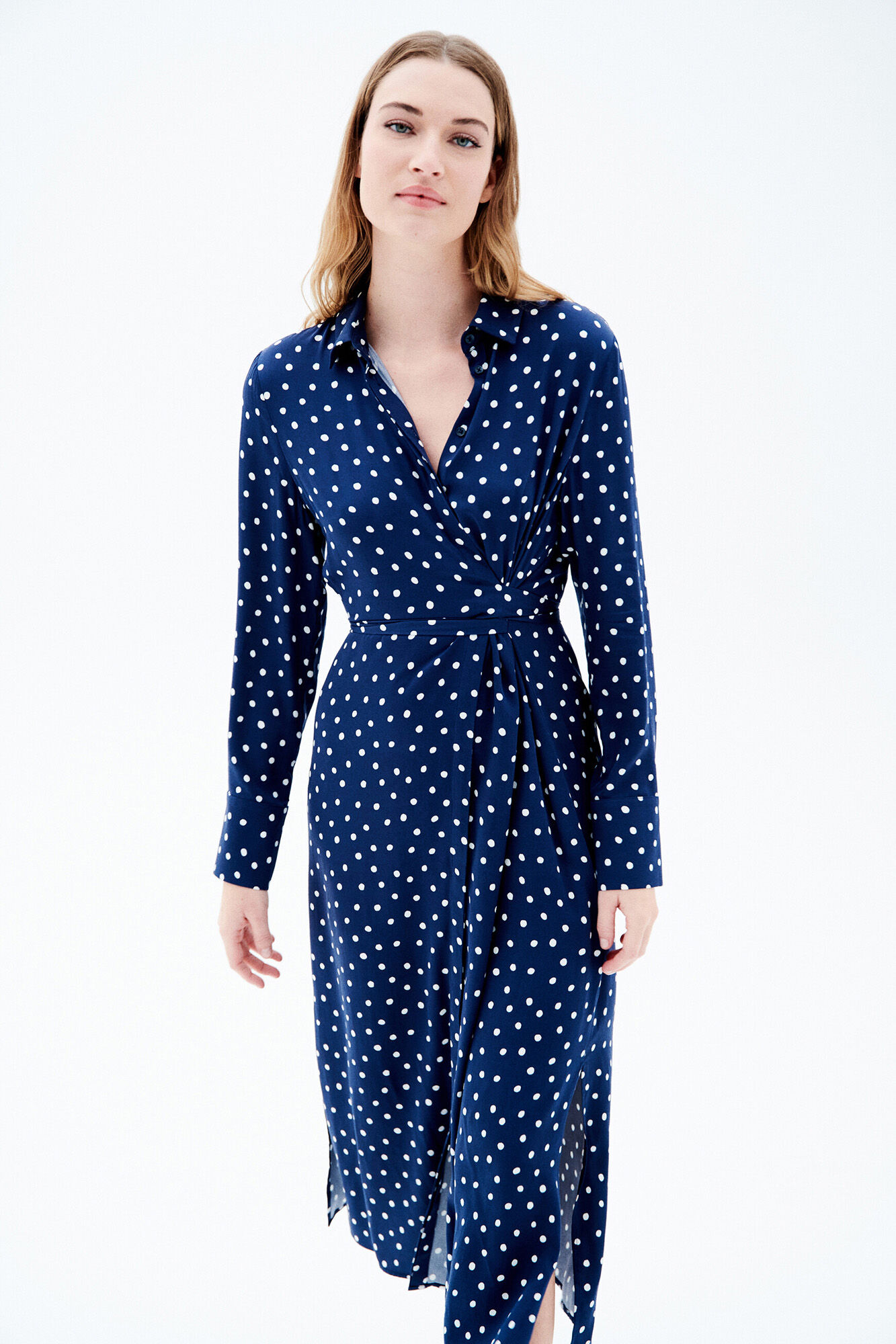 Caroll Vestido midi fluido cuello pico y cintur&oacute;n Azul marino