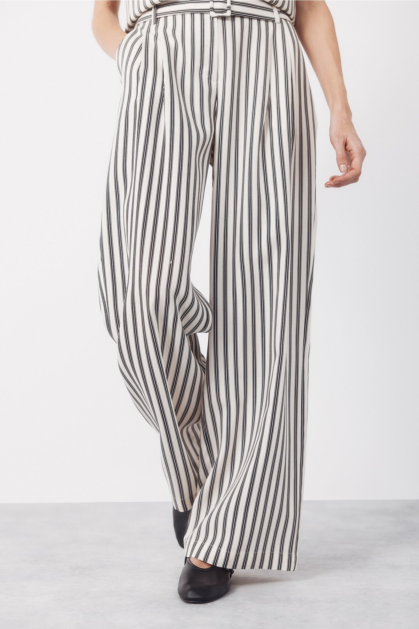 Cortefiel Striped trousers with belt Printed white