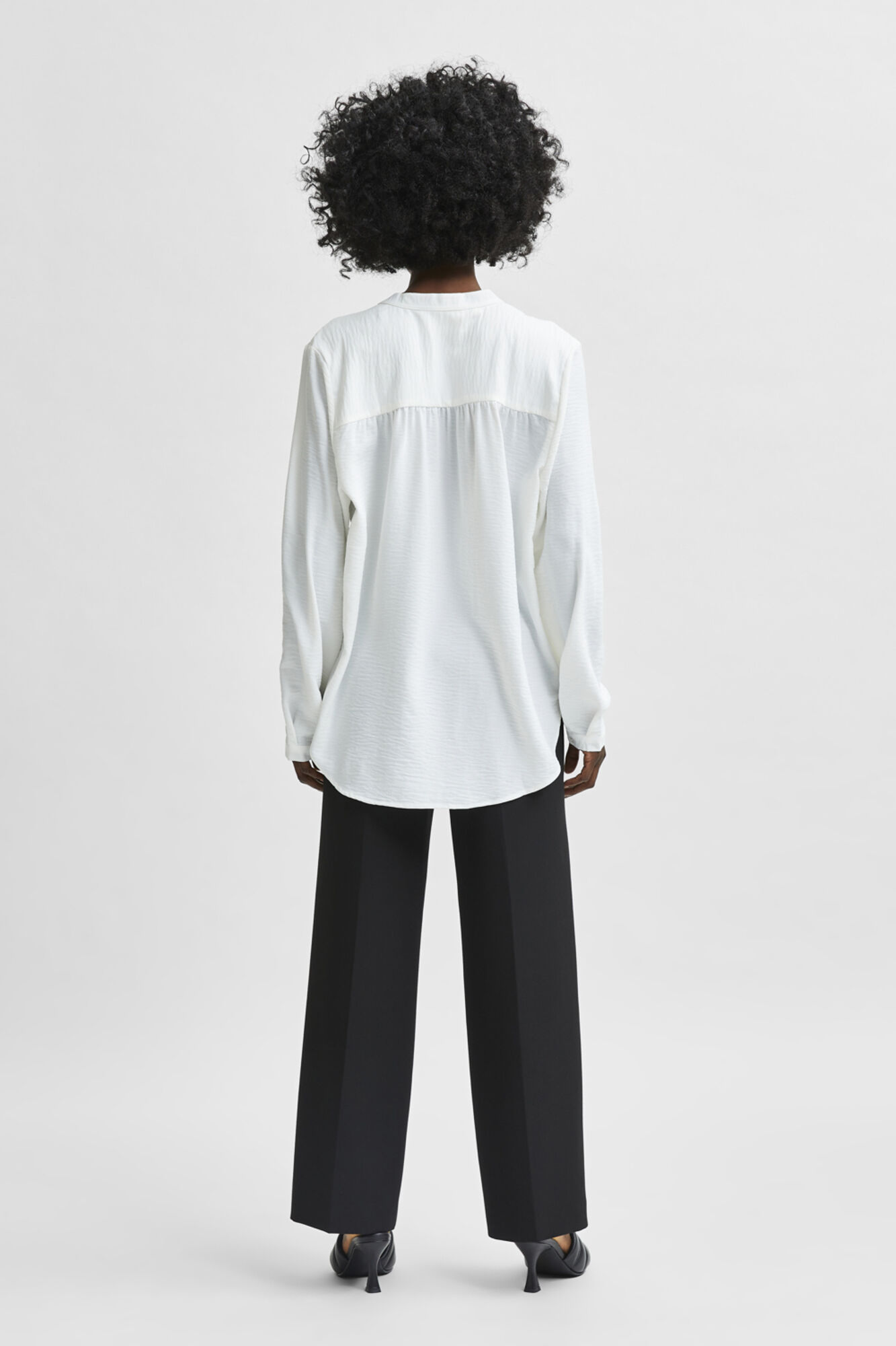 Selected Blusa fluida com decote em bico confecionada com materiais reciclados. Branco