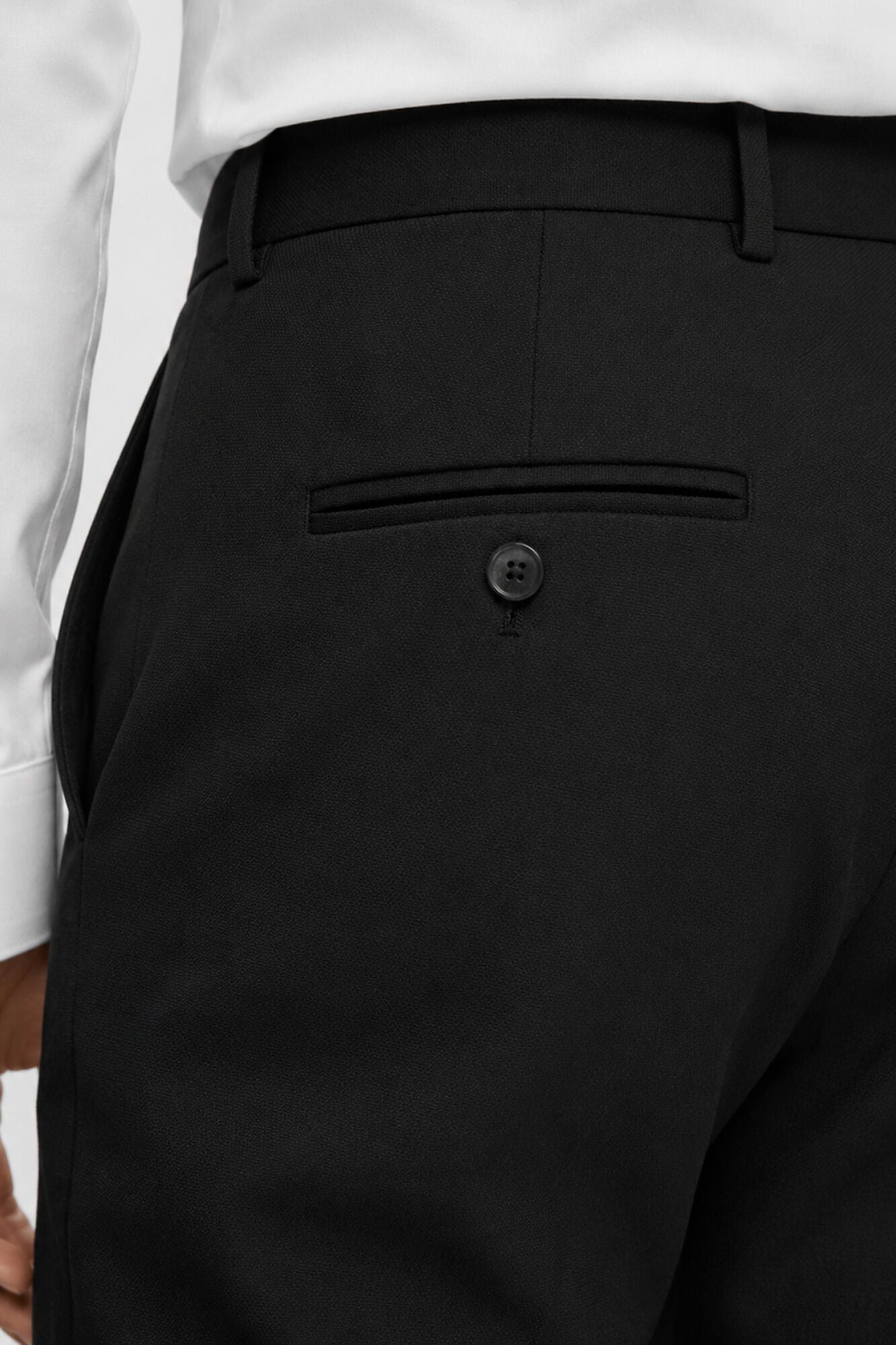 Selected Cal&ccedil;as de fato Slim Fit confecionadas com materiais reciclados. 