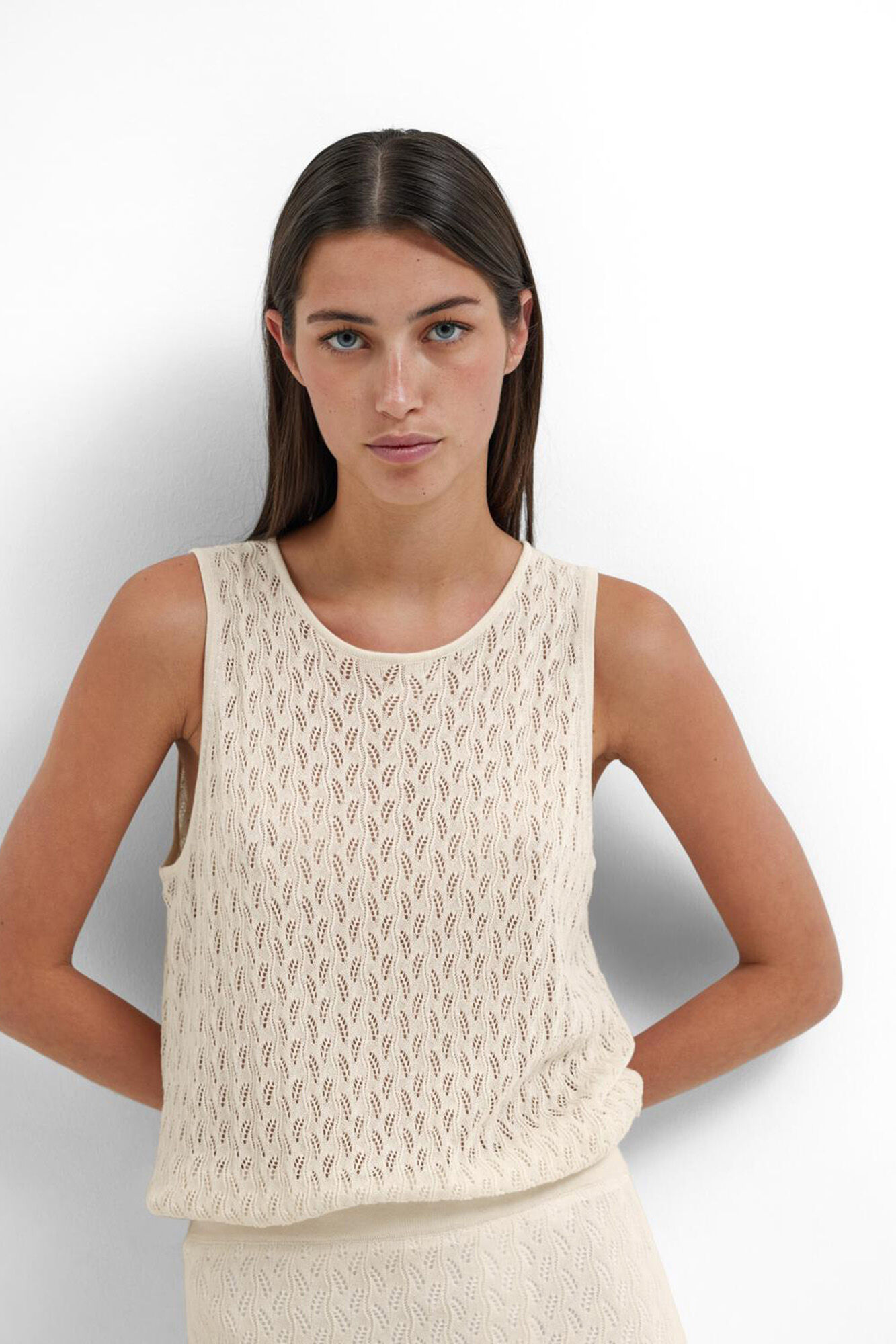 Selected Femme Top sin mangas de punto ligero confeccionado con algod&oacute;n org&aacute;nico. Gris