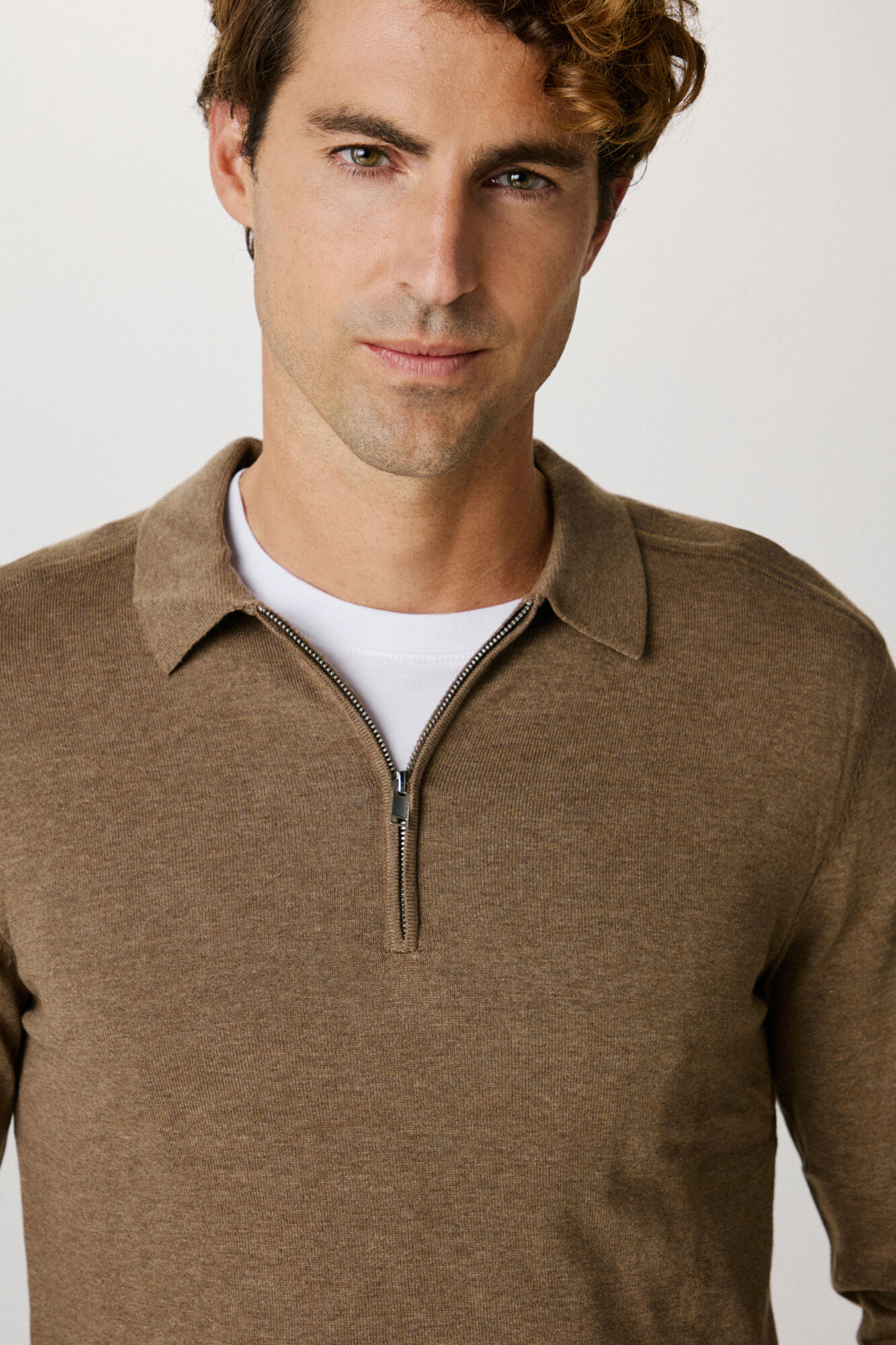 Selected Camisola polo 100% algod&atilde;o com meia fecho-&eacute;clair . Castanho
