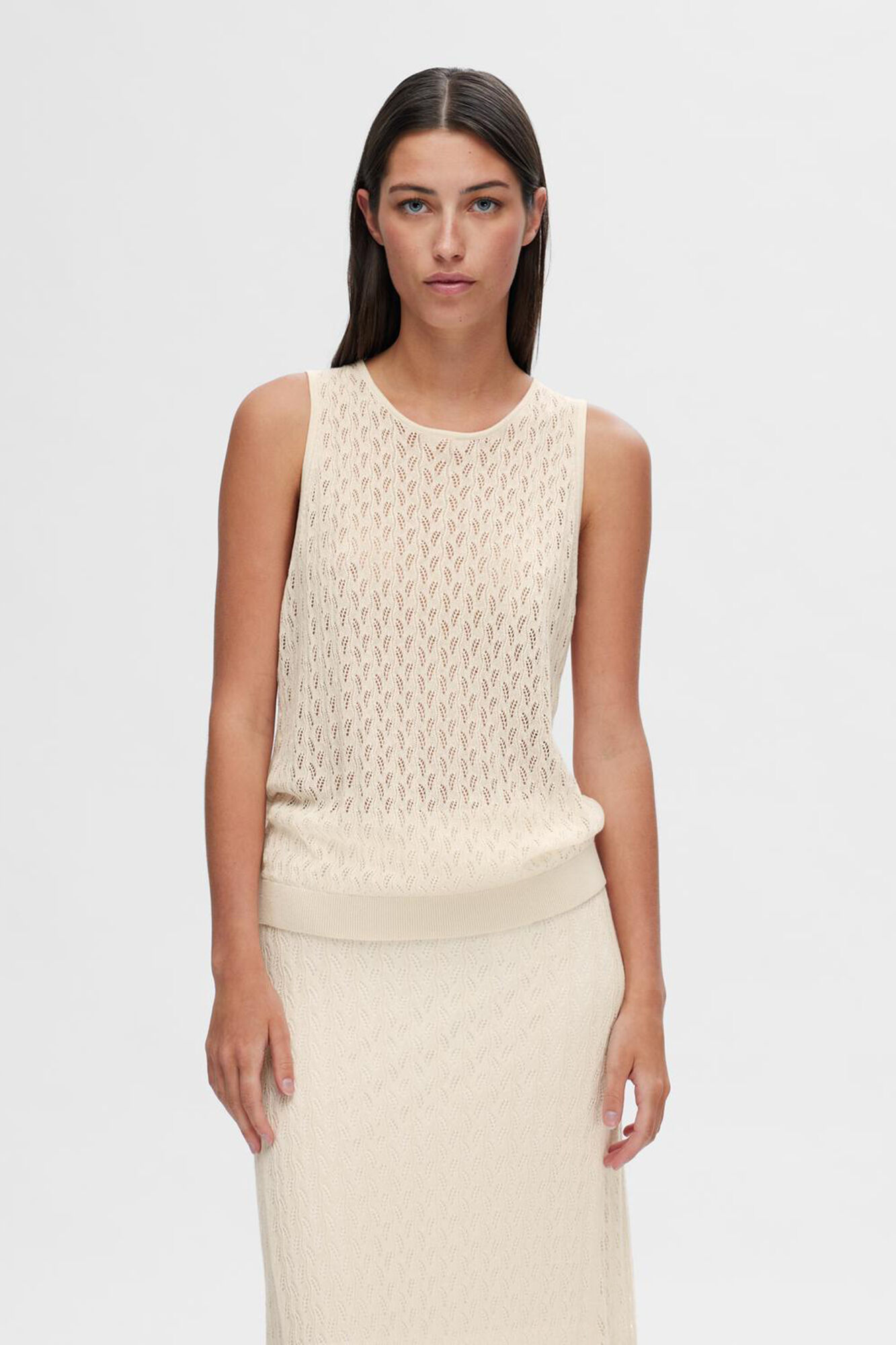 Selected Femme Top sin mangas de punto ligero confeccionado con algod&oacute;n org&aacute;nico. Gris