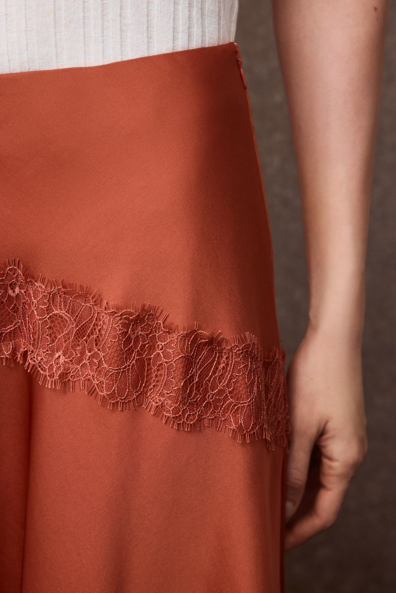Slowlove Saia midi em cetim e renda Vermelho