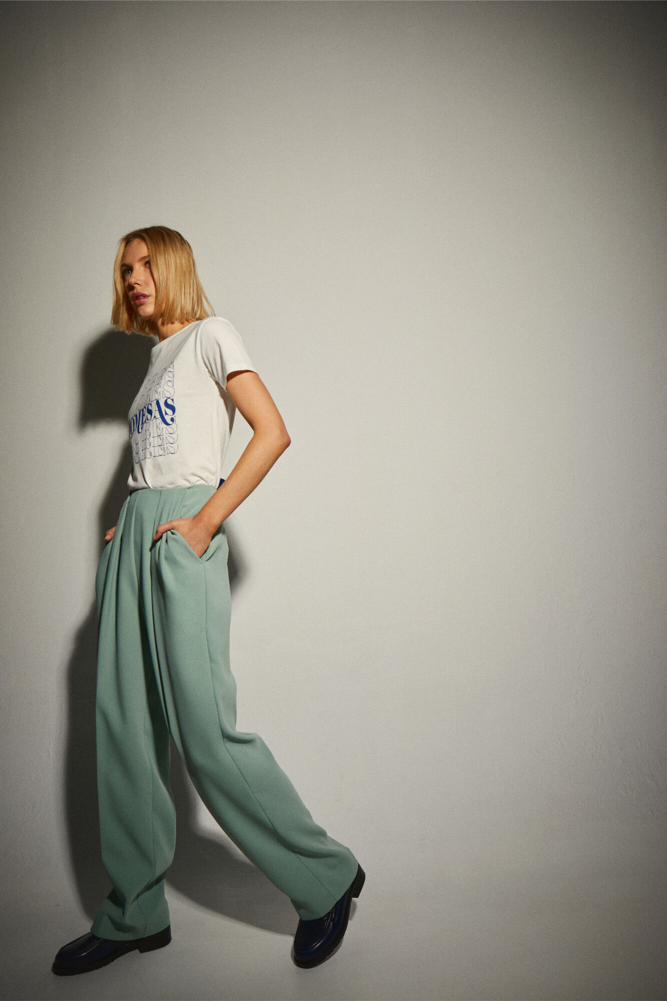 Dolores Promesas Camiseta Blanca basica letrero Dolores Promesas Blanco