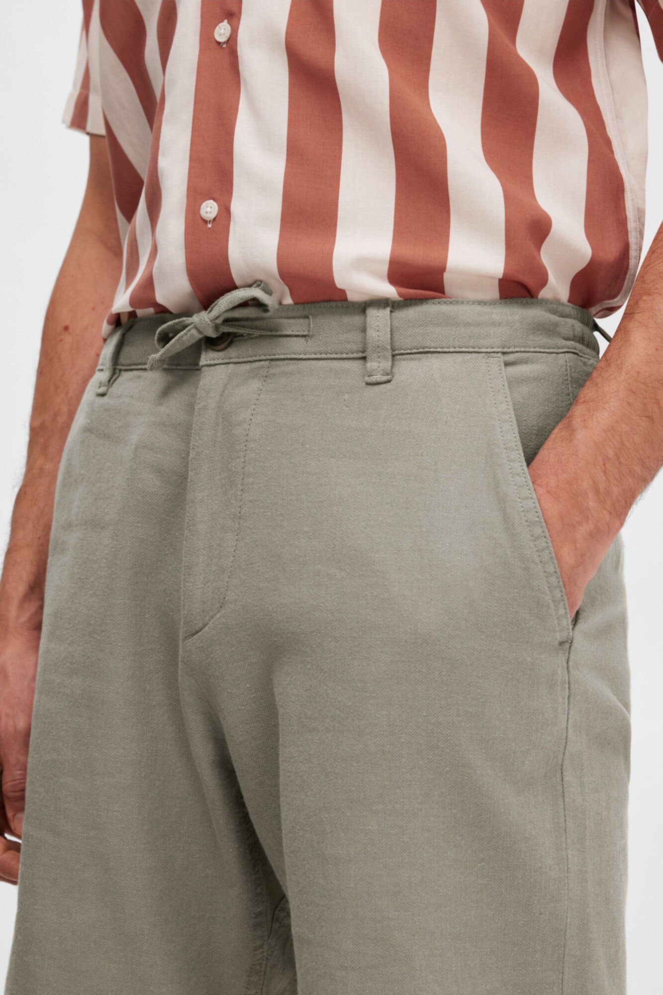 Selected Short chinos made with linen and organic cotton. Green