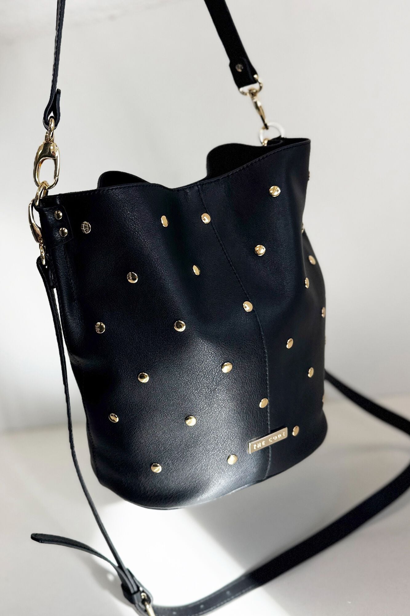 The Code Bucket bag Julieta em pele e tachas Preto