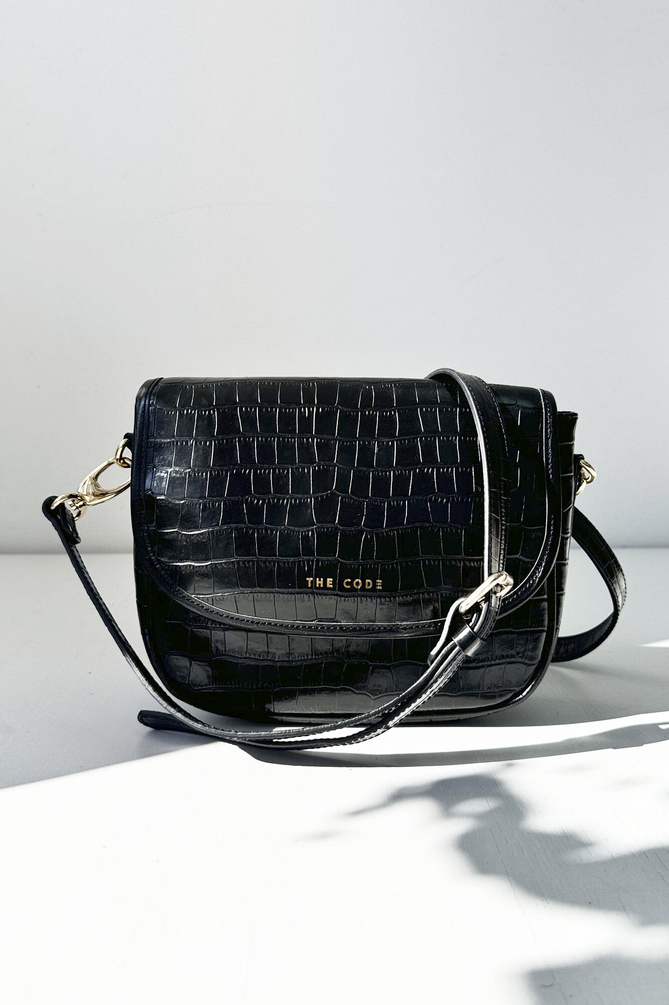 The Code Bolsa tiracolo Claudia preta Preto