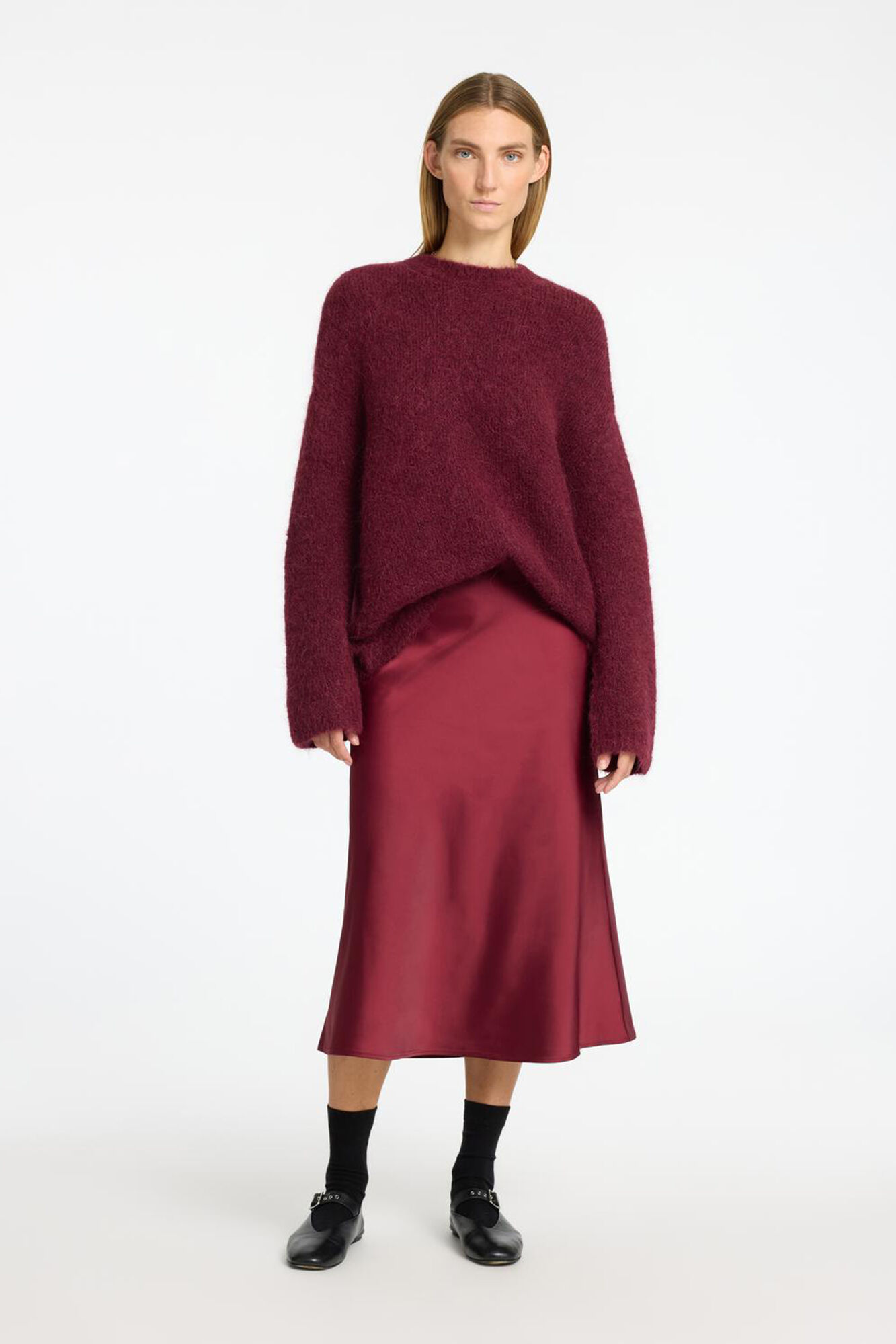 Selected Saia midi fluida confecionada com materiais reciclados.