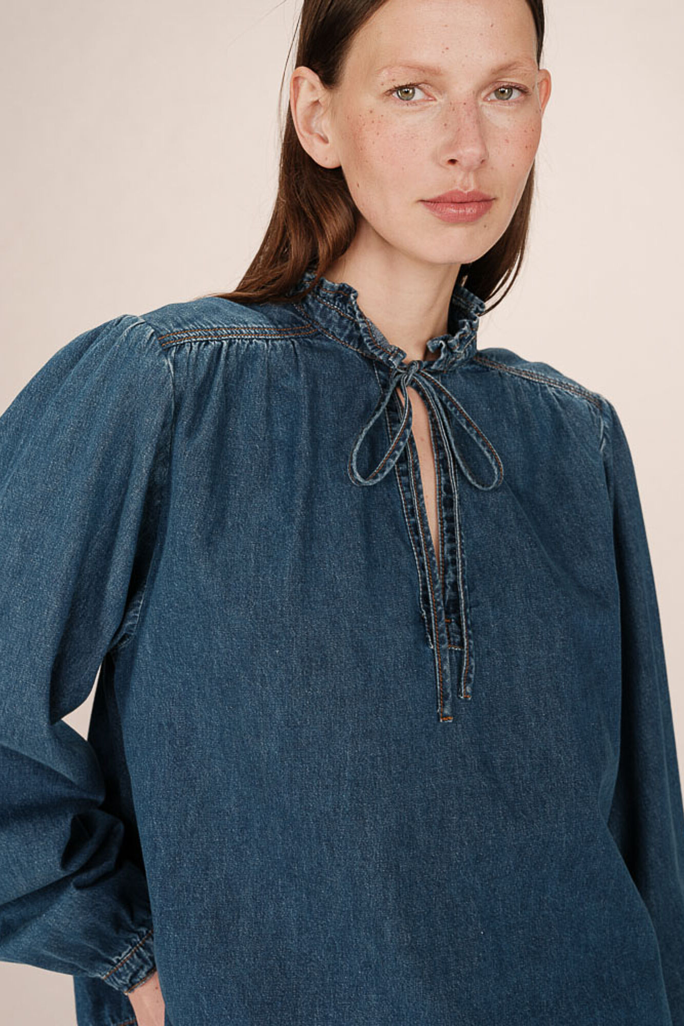 Grace & Mila Blusa jeans de manga longa com detalhe de folho e la&ccedil;o no gola