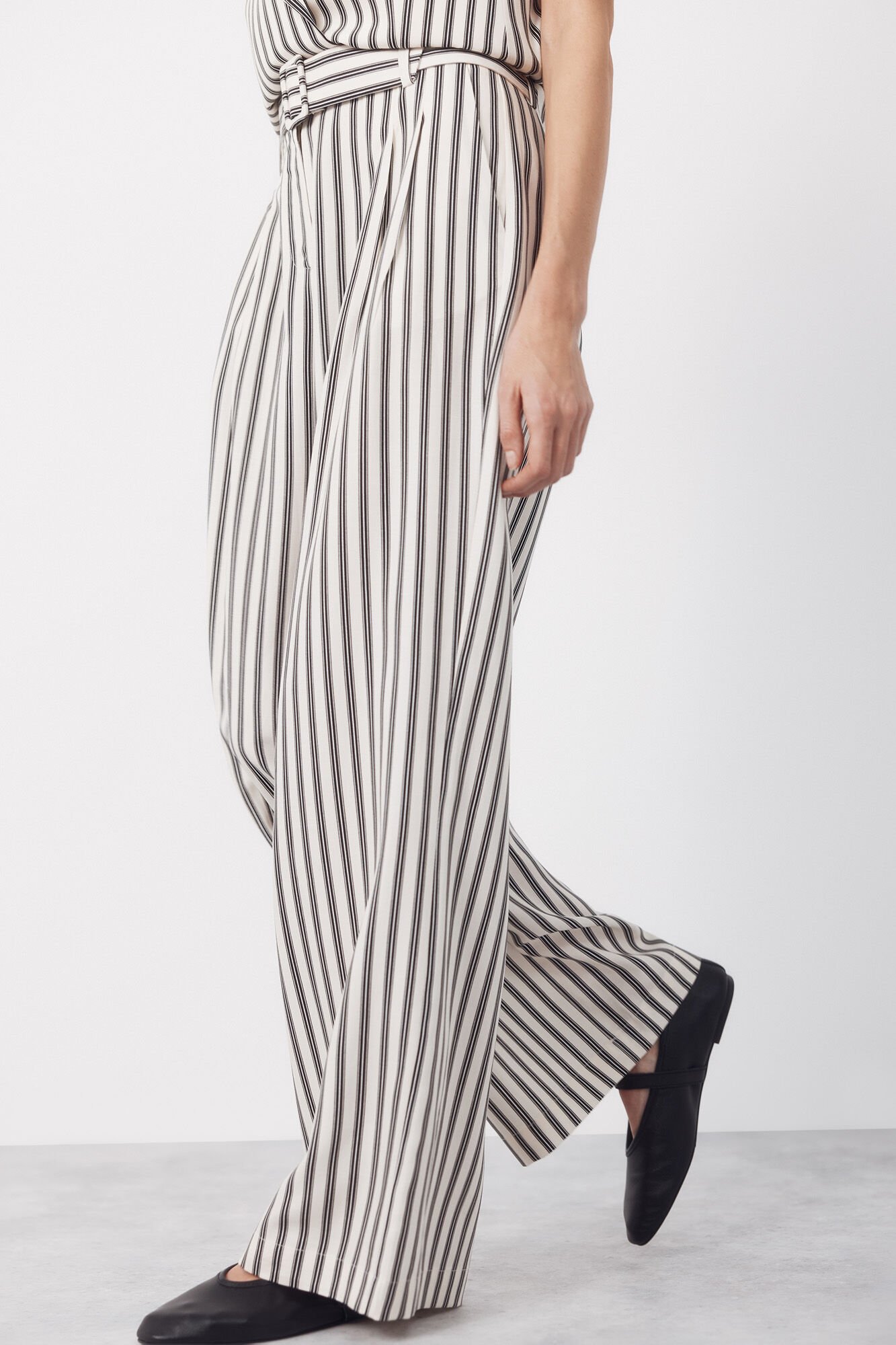 Cortefiel Striped trousers with belt Printed white